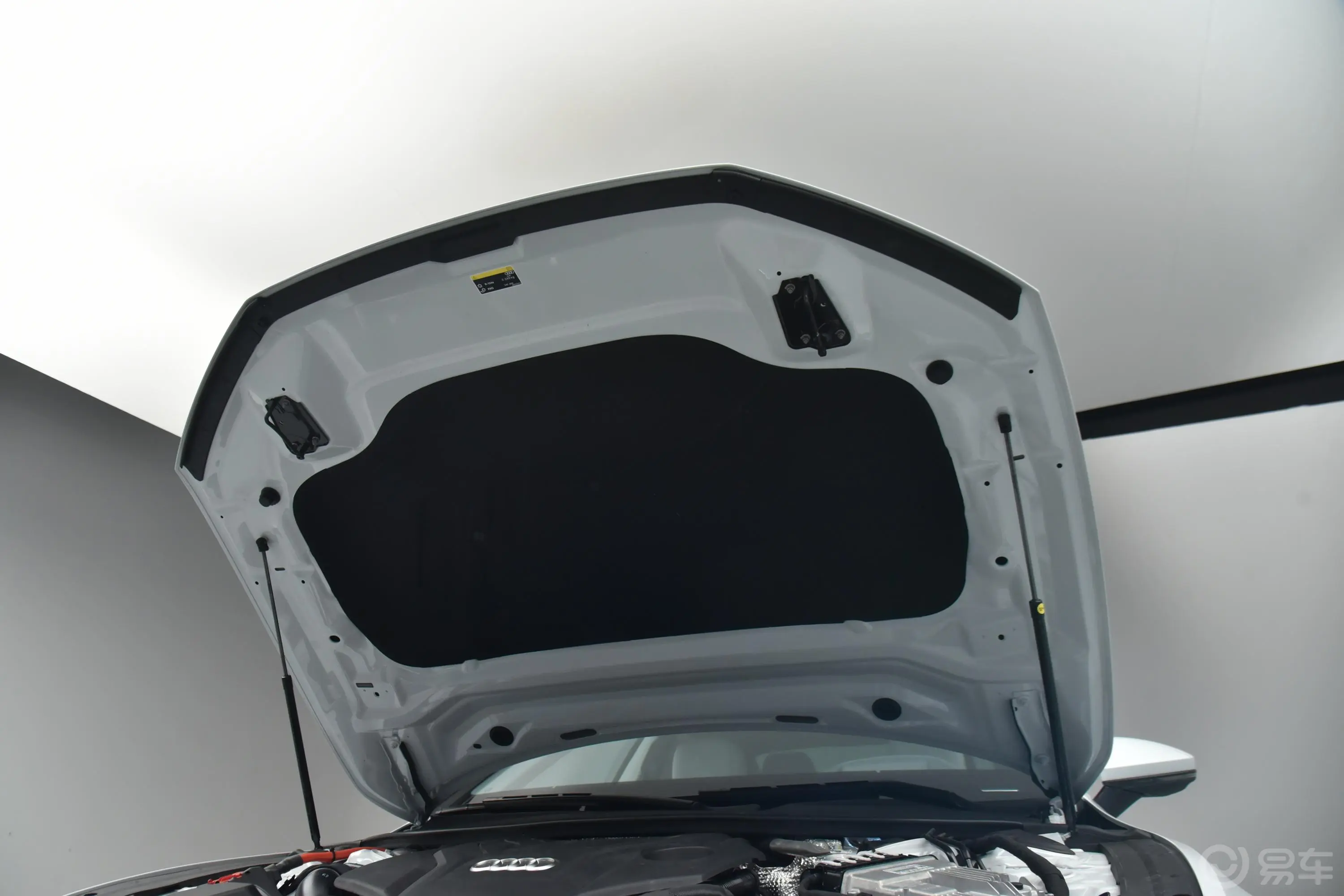 奥迪A7L55 TFSI quattro S-line 先见版发动机舱盖内侧