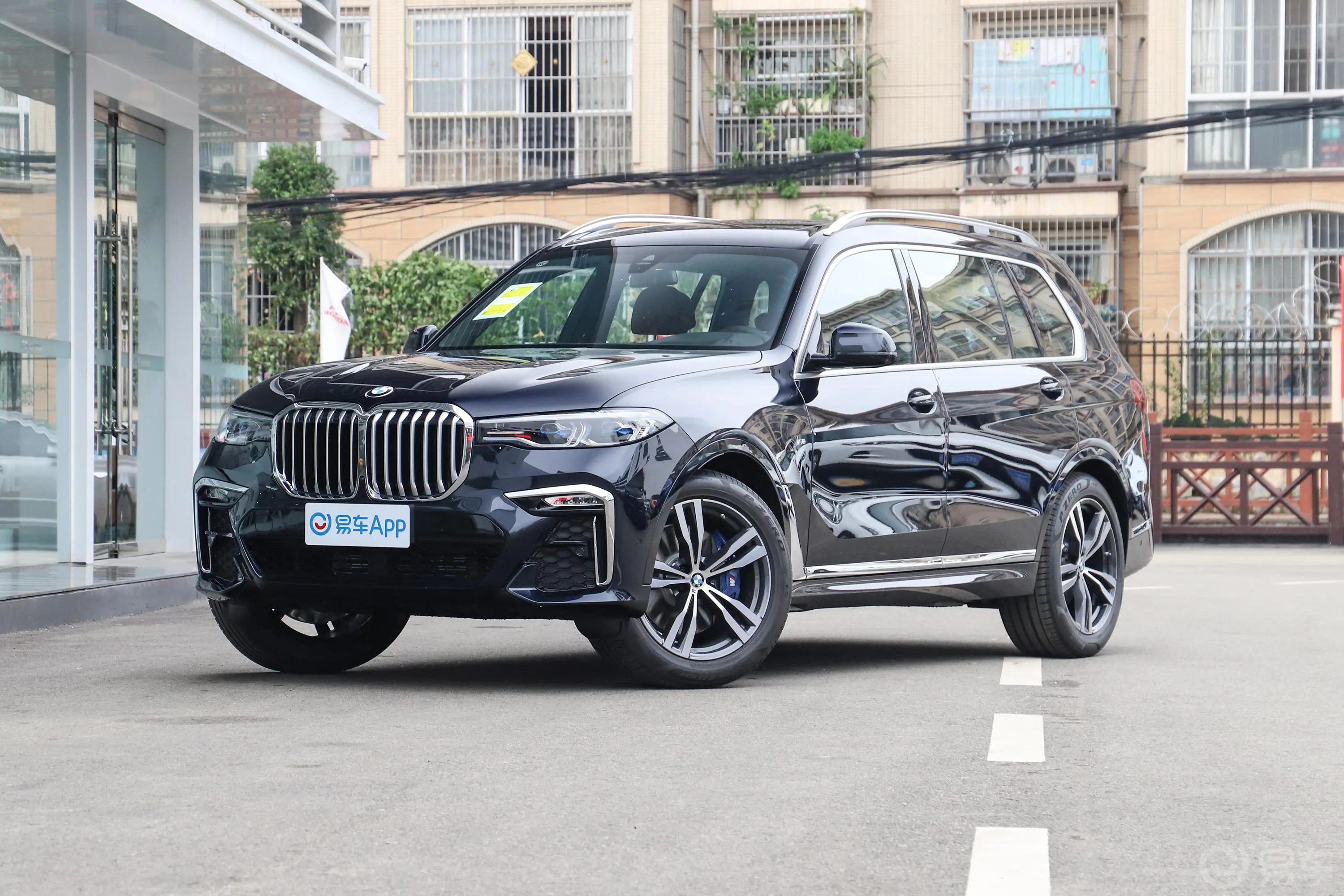 宝马X7改款 xDrive40i 尊享型 M运动套装侧前45度车头向左水平