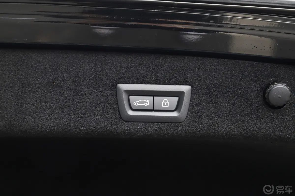 宝马7系740Li 尊享型 豪华套装电动尾门按键（手动扶手）