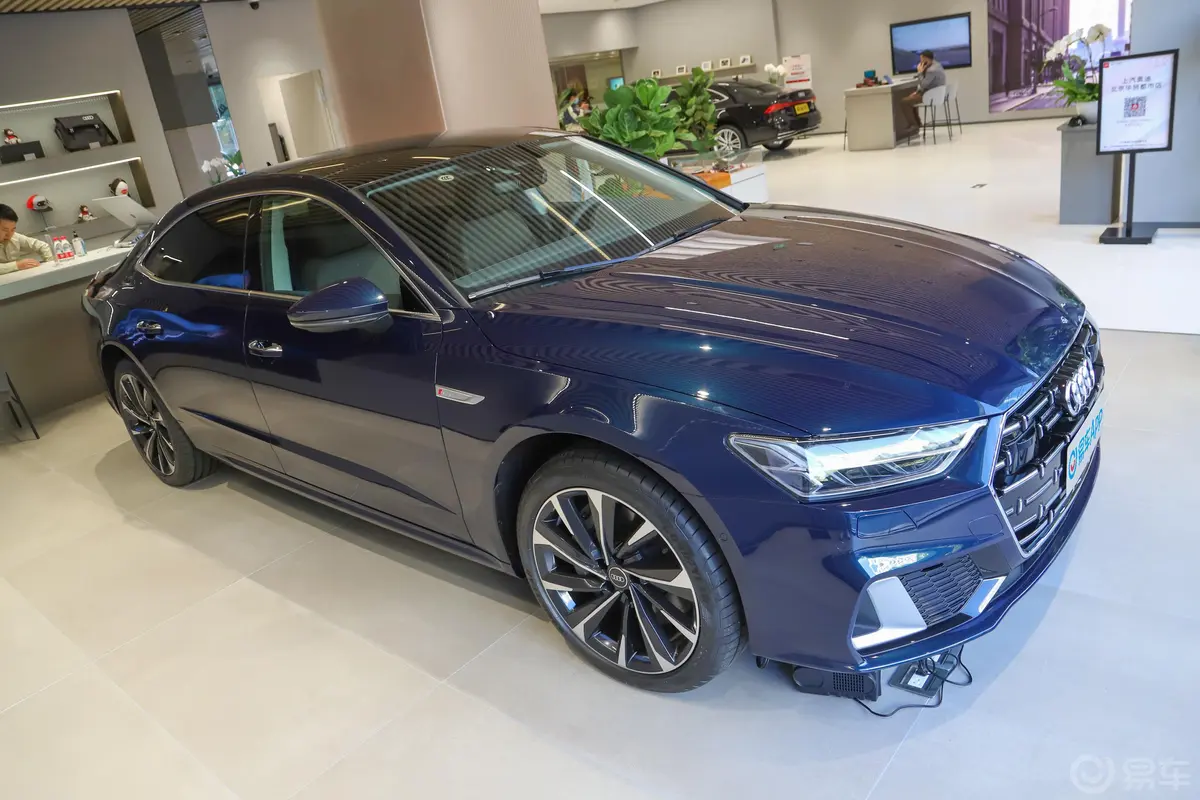 奥迪A7L55 TFSI quattro S-line 境远型 流晶套装侧前45度车头向右水平