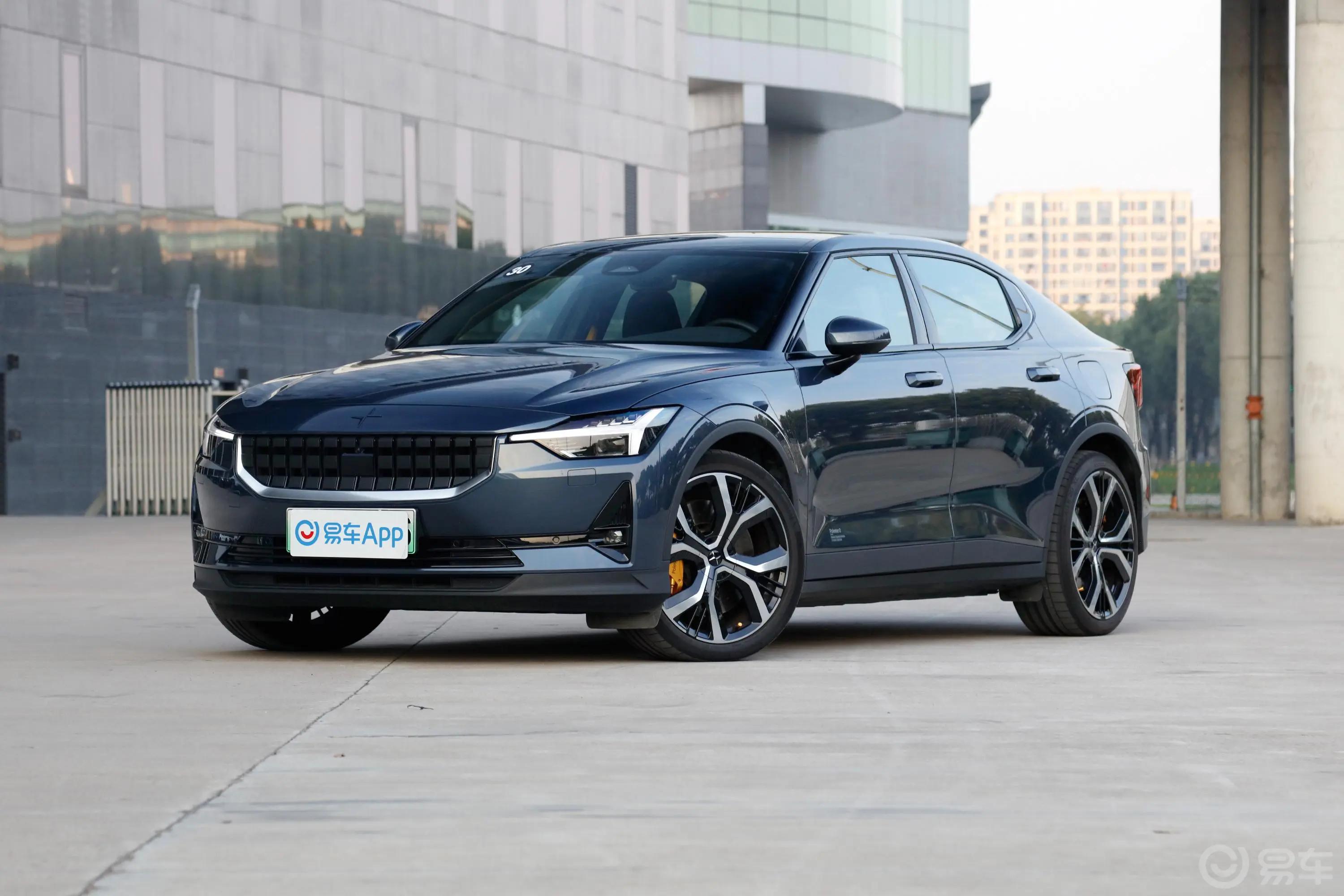 Polestar 2512km 双电机长续航版侧前45度车头向左水平