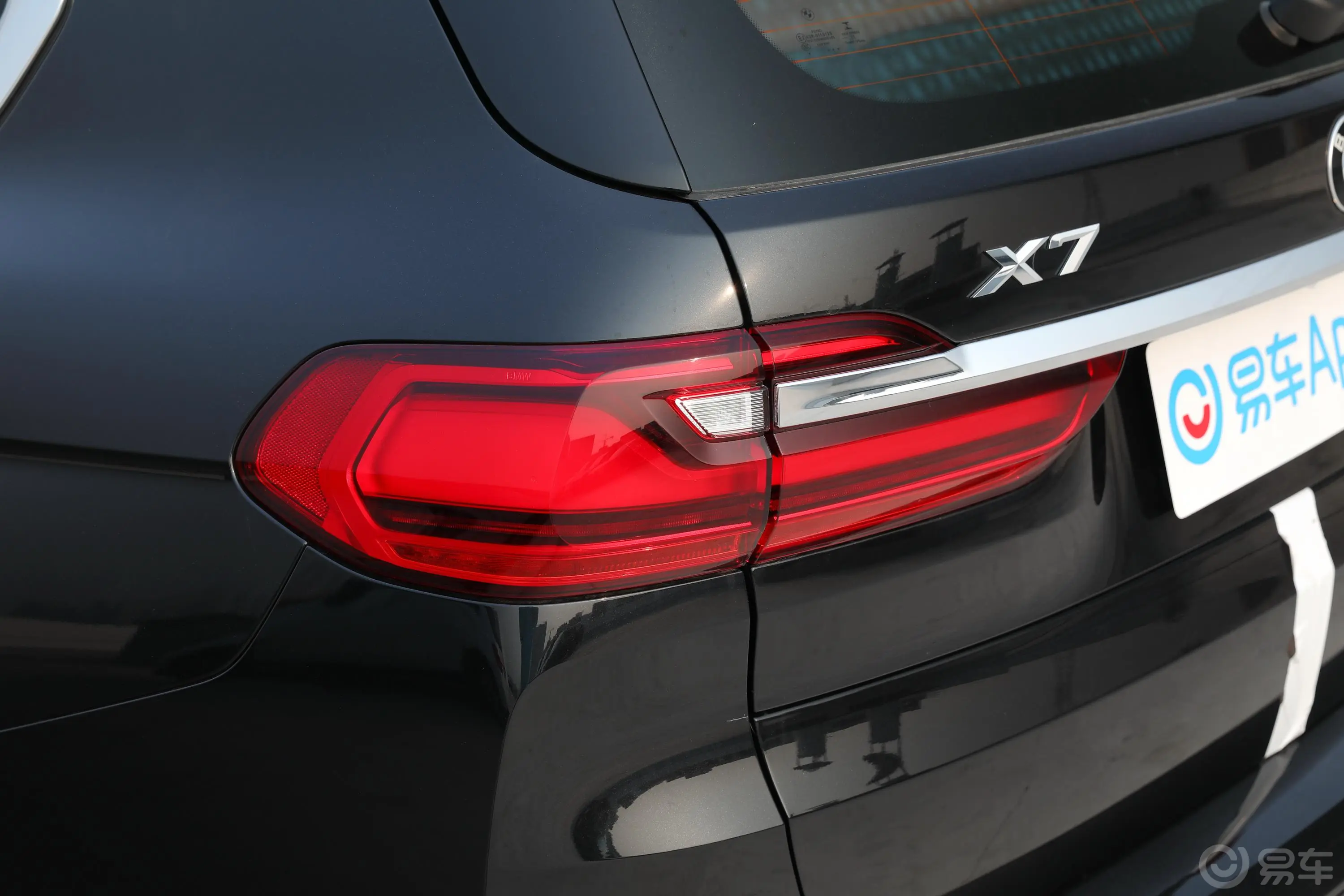 宝马X7改款 xDrive40i 尊享型 豪华套装尾灯侧45度俯拍