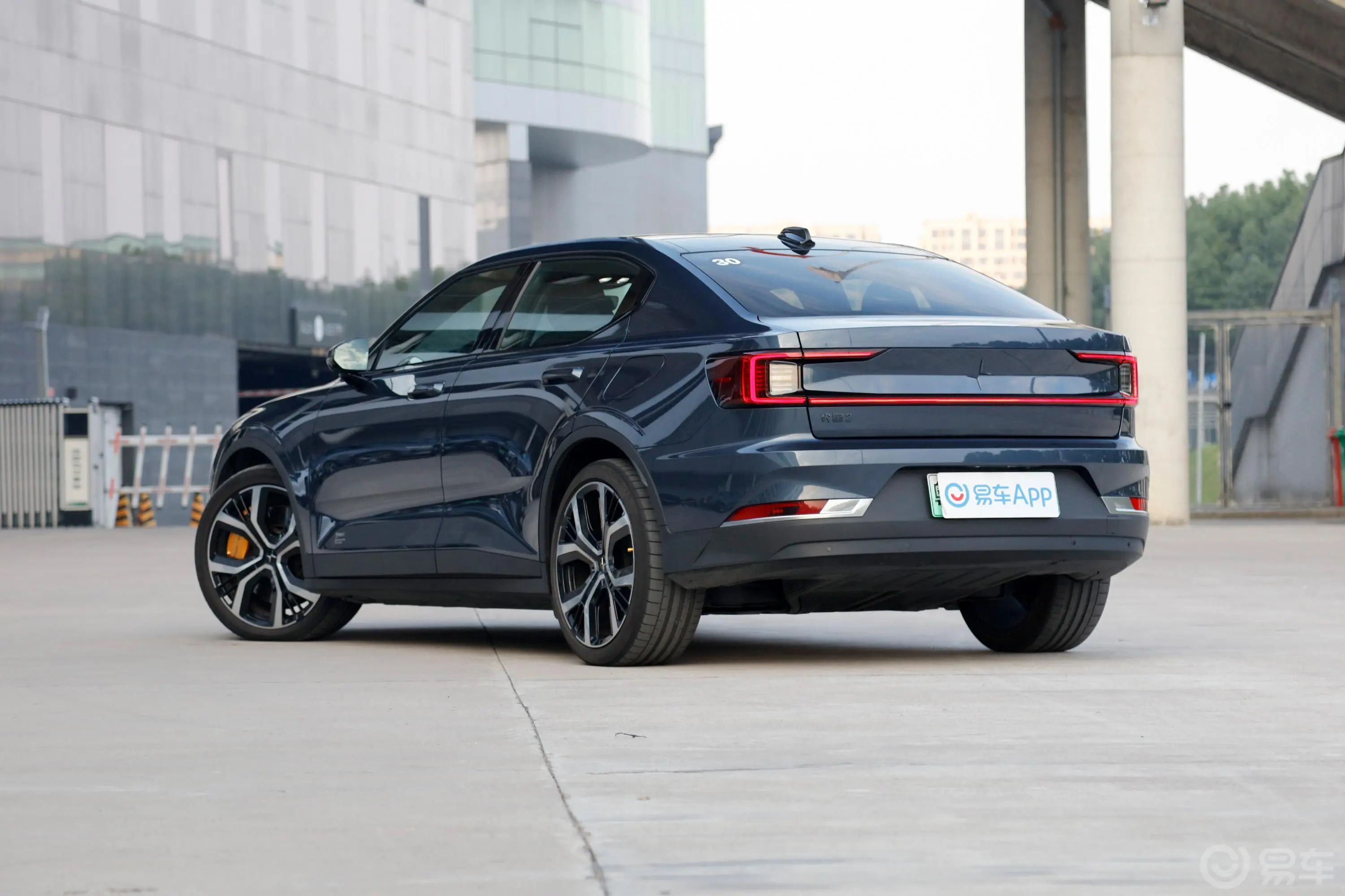 Polestar 2512km 双电机长续航版侧后45度车头向左水平