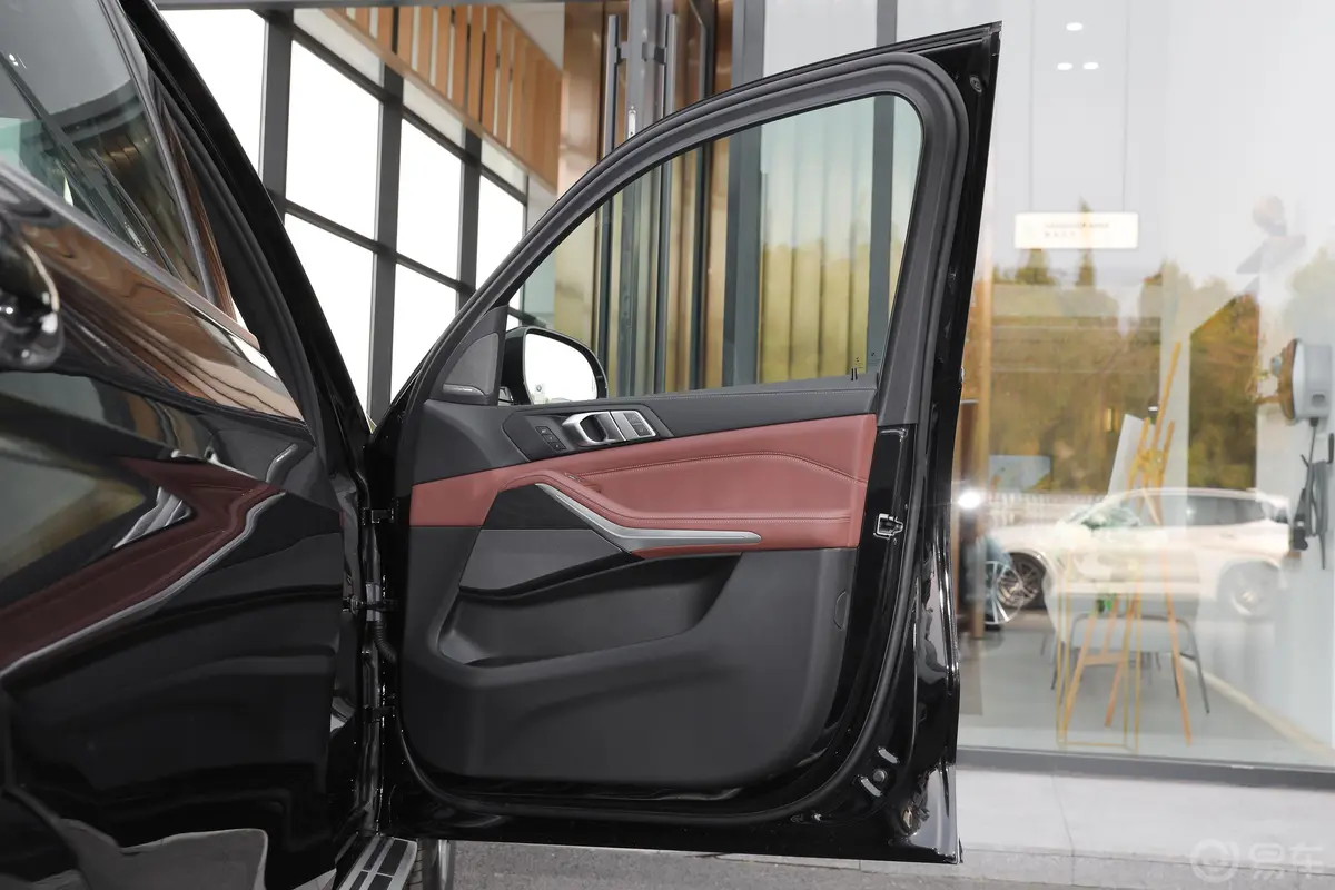 宝马X7改款 xDrive40i 尊享型 豪华套装副驾驶员车门