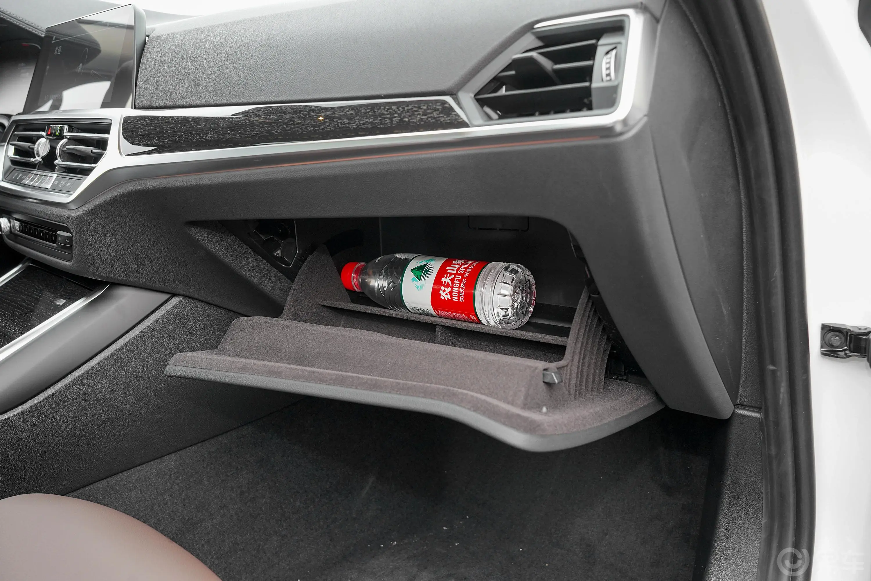 宝马3系325Li xDrive M运动套装手套箱空间水瓶横置