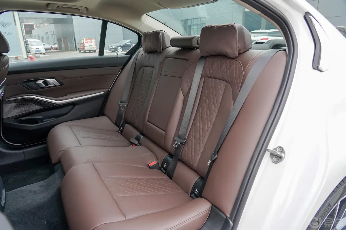 宝马3系325Li xDrive M运动套装后排座椅