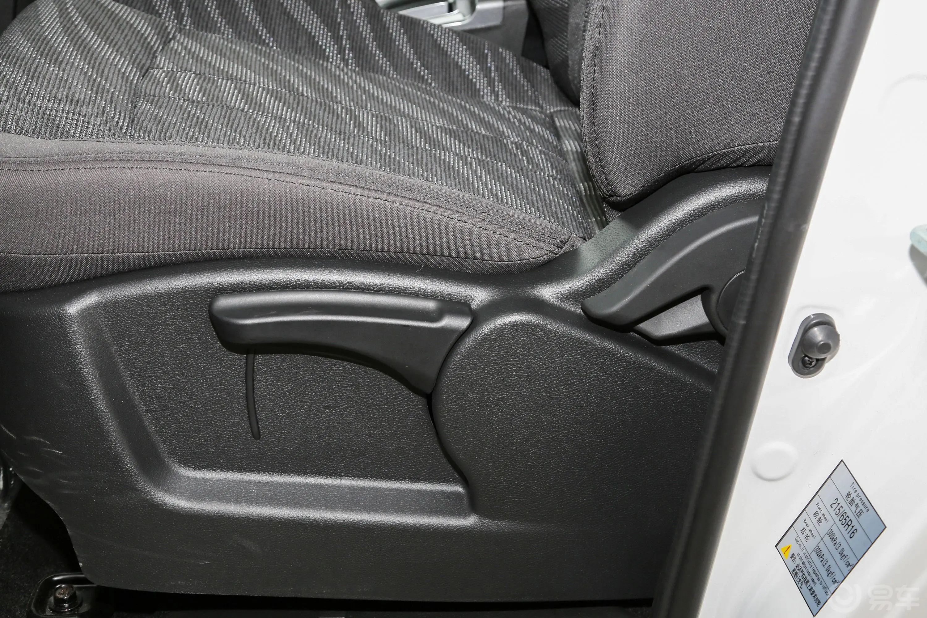 菱智PLUS2.0L 手动 舒适型 9座 CNG主驾座椅调节