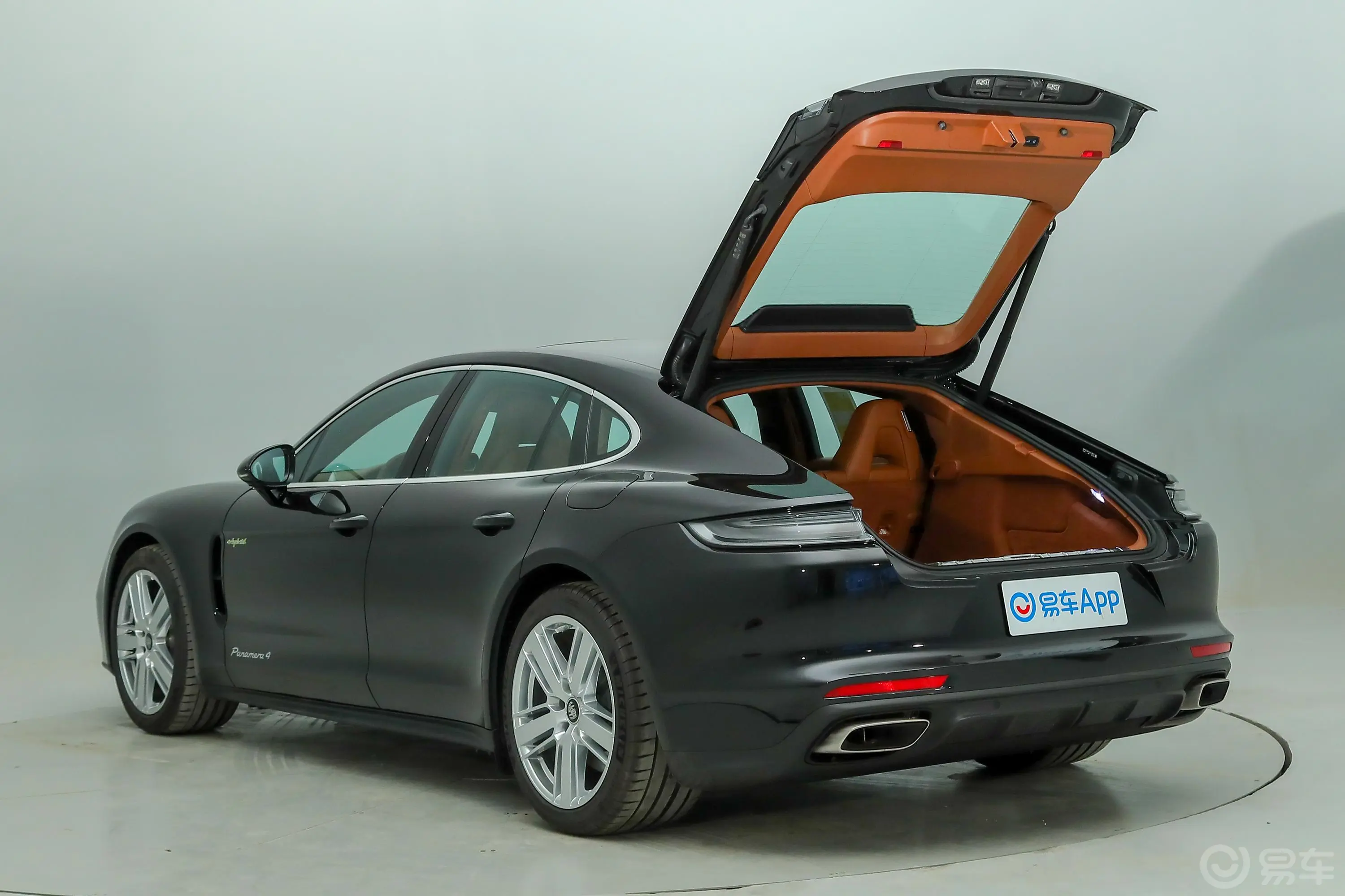 Panamera E-HybridPanamera 4 E-Hybrid 行政加长版 2.9T后备厢开启45度侧拍