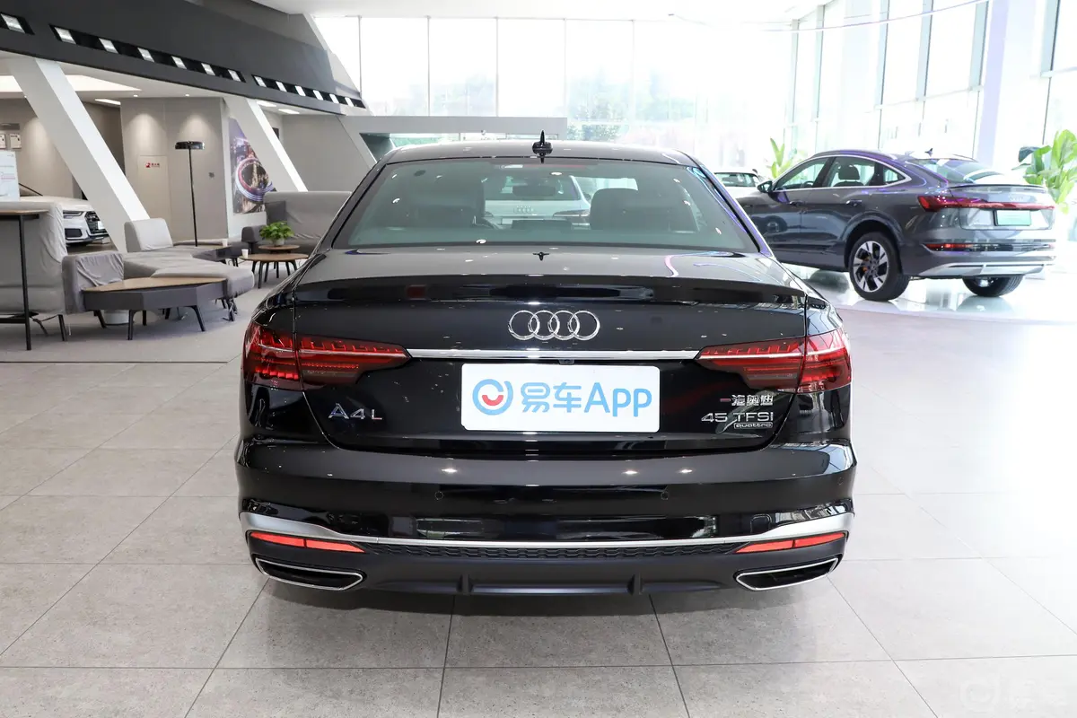 奥迪A4L45 TFSI quattro 臻选动感型正后水平