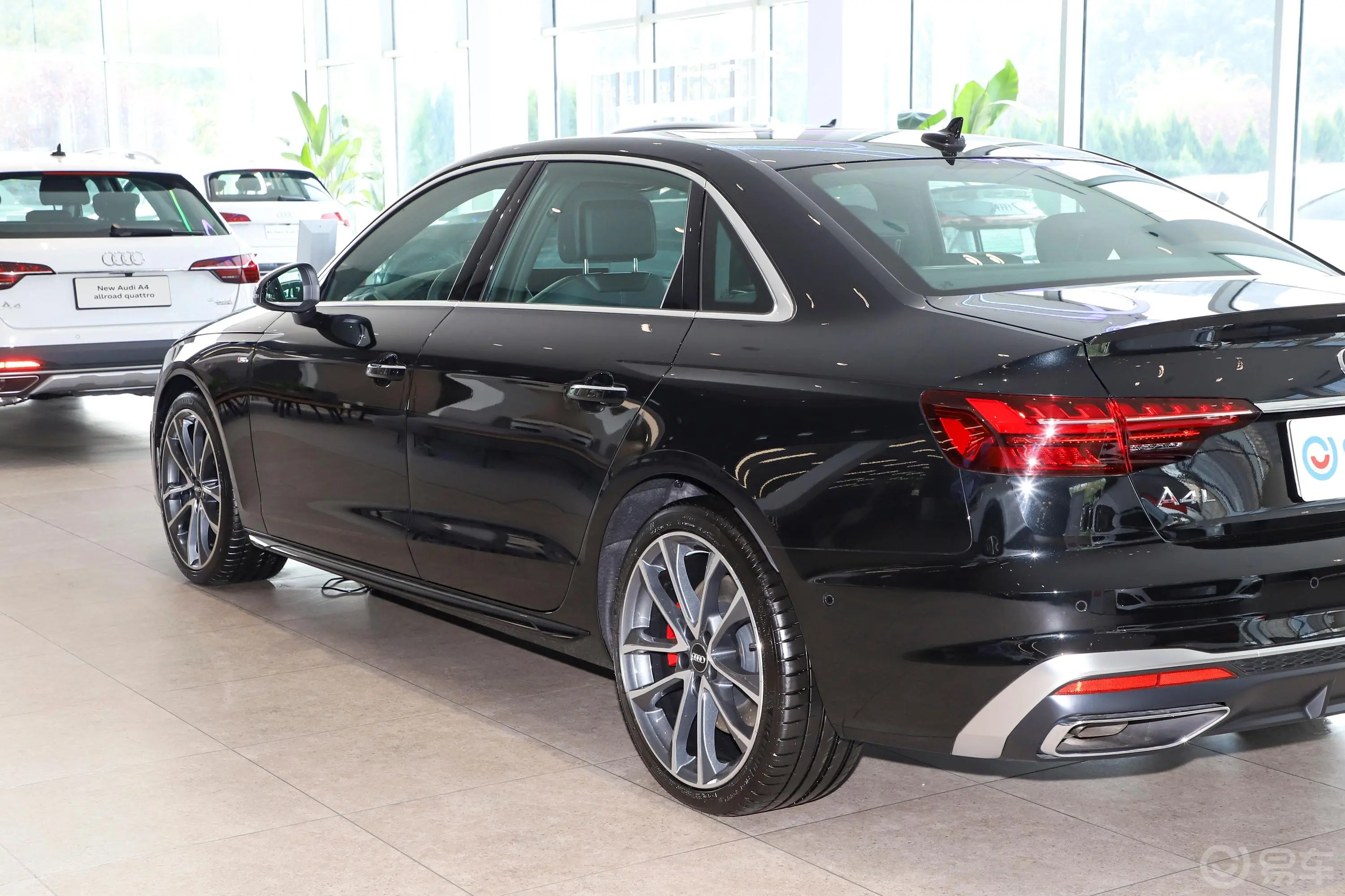 奥迪A4L45 TFSI quattro 臻选动感型外观