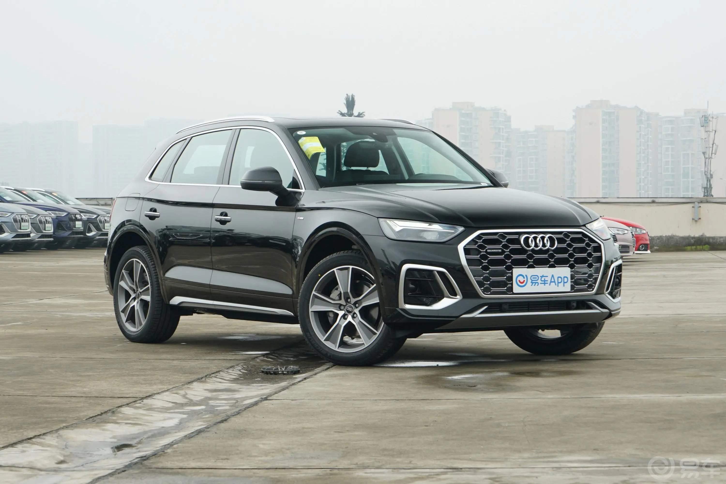 奥迪Q5L45 TFSI 豪华动感型发动机舱盖内侧