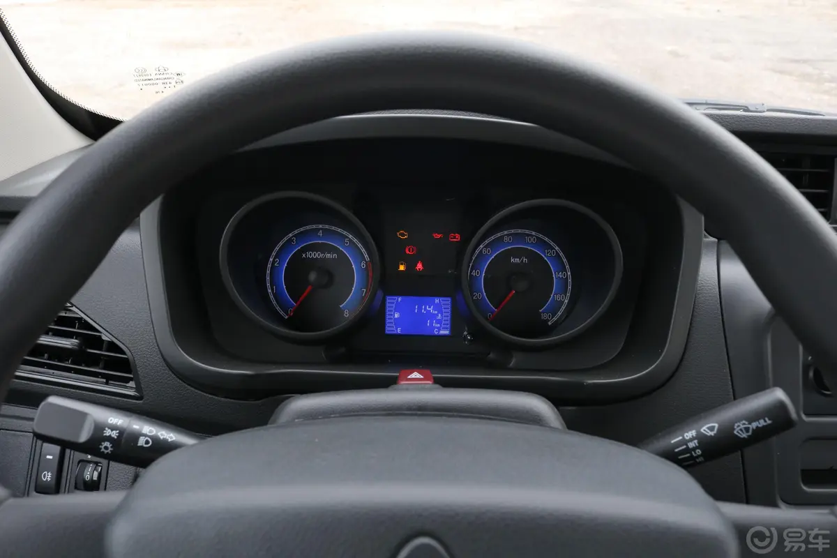 新豹T11.2L 单排单后轮长箱 载货汽车 舒适版仪表盘