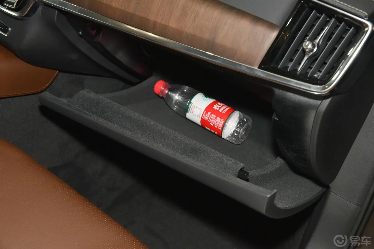 沃尔沃S90 RECHARGET8 智雅豪华版手套箱空间水瓶横置