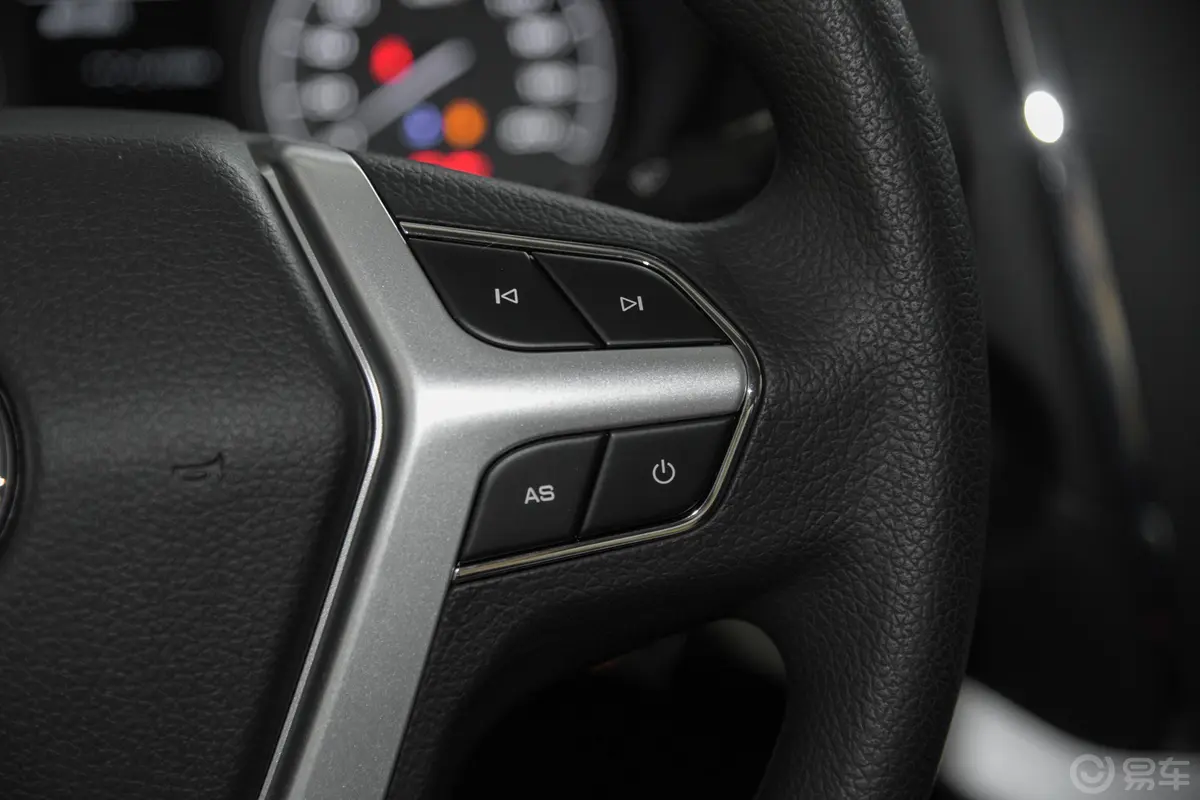 锐骐62.4L 手动两驱标准版 汽油右侧方向盘功能按键