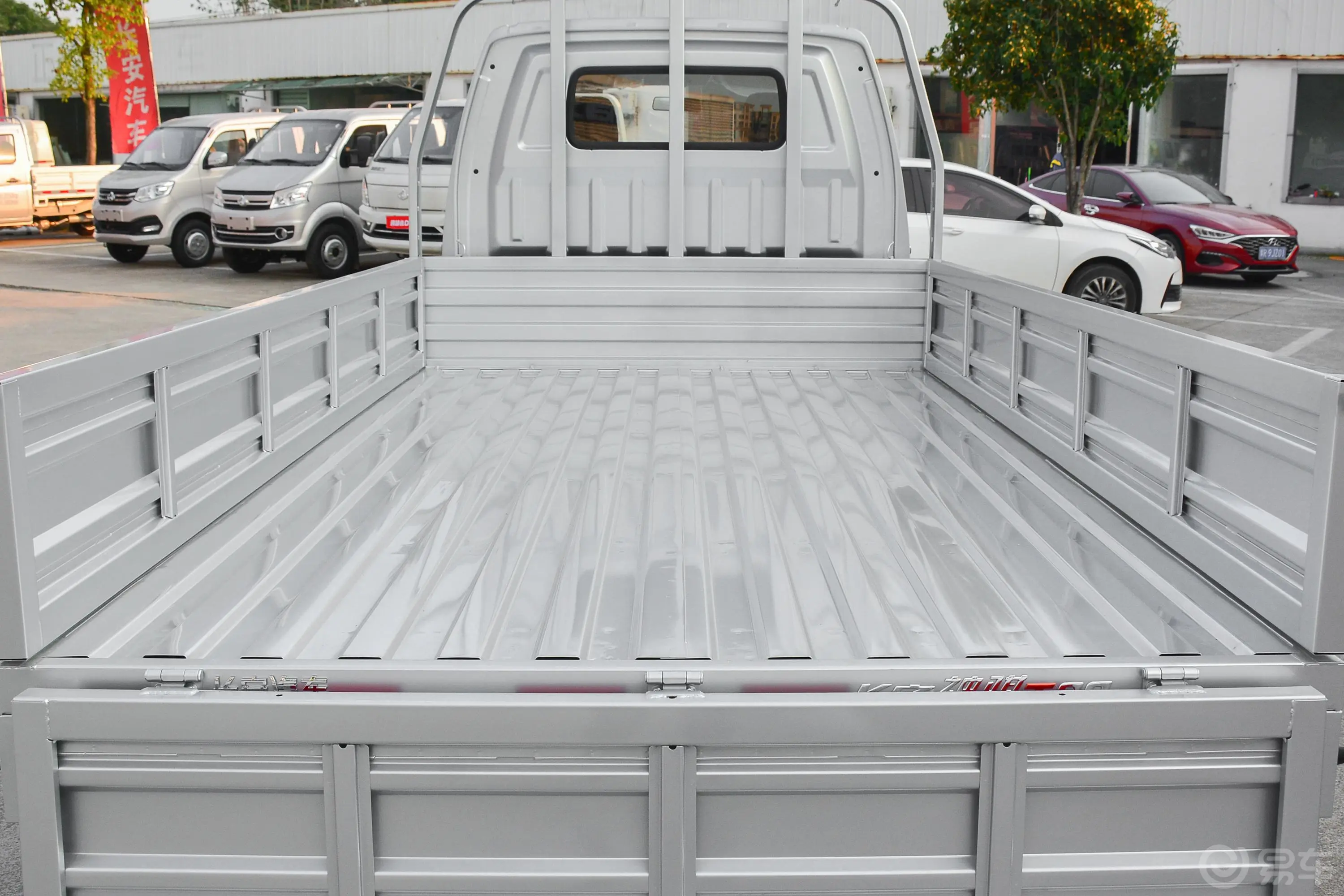 神骐T301.6L 双排3.01米标准车舒适型后备厢空间特写