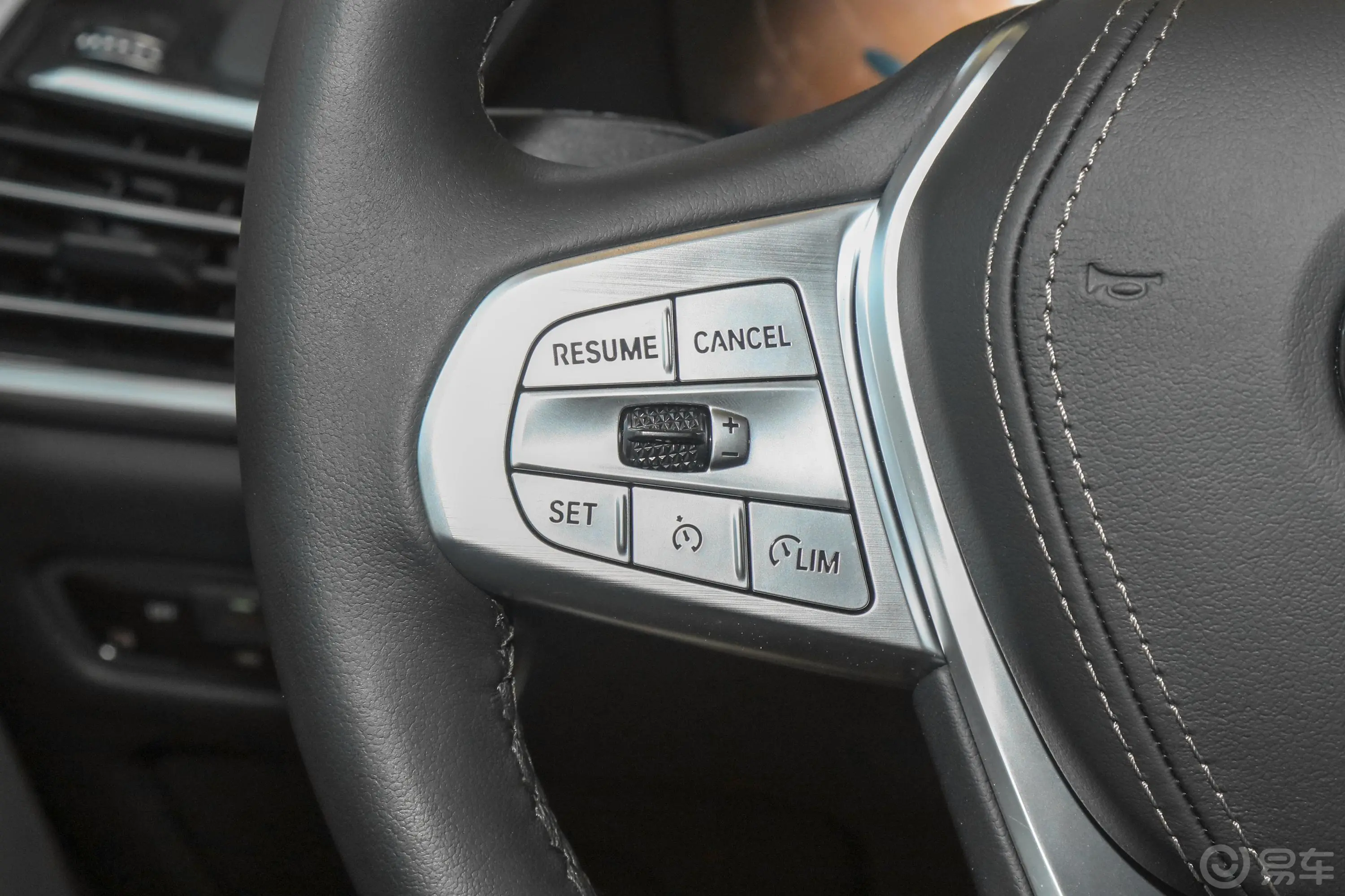 宝马X7改款 xDrive40i 领先型 豪华套装左侧方向盘功能按键