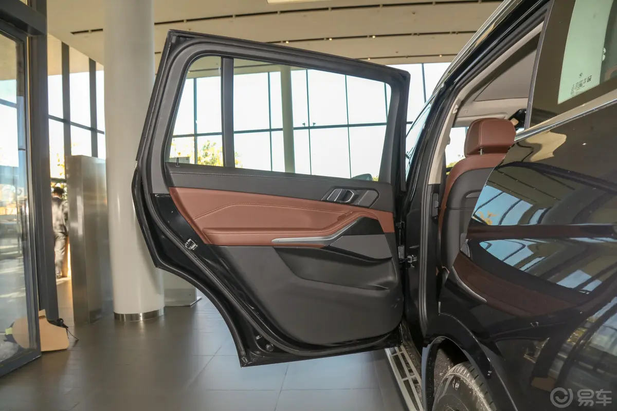 宝马X7改款 xDrive40i 领先型 豪华套装驾驶员侧后车门