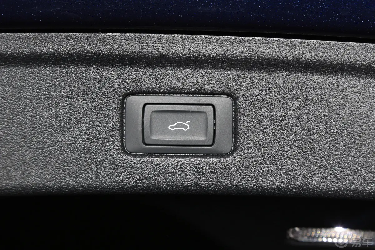 奥迪A5Sportback 40 TFSI quattro 豪华动感型电动尾门按键（手动扶手）