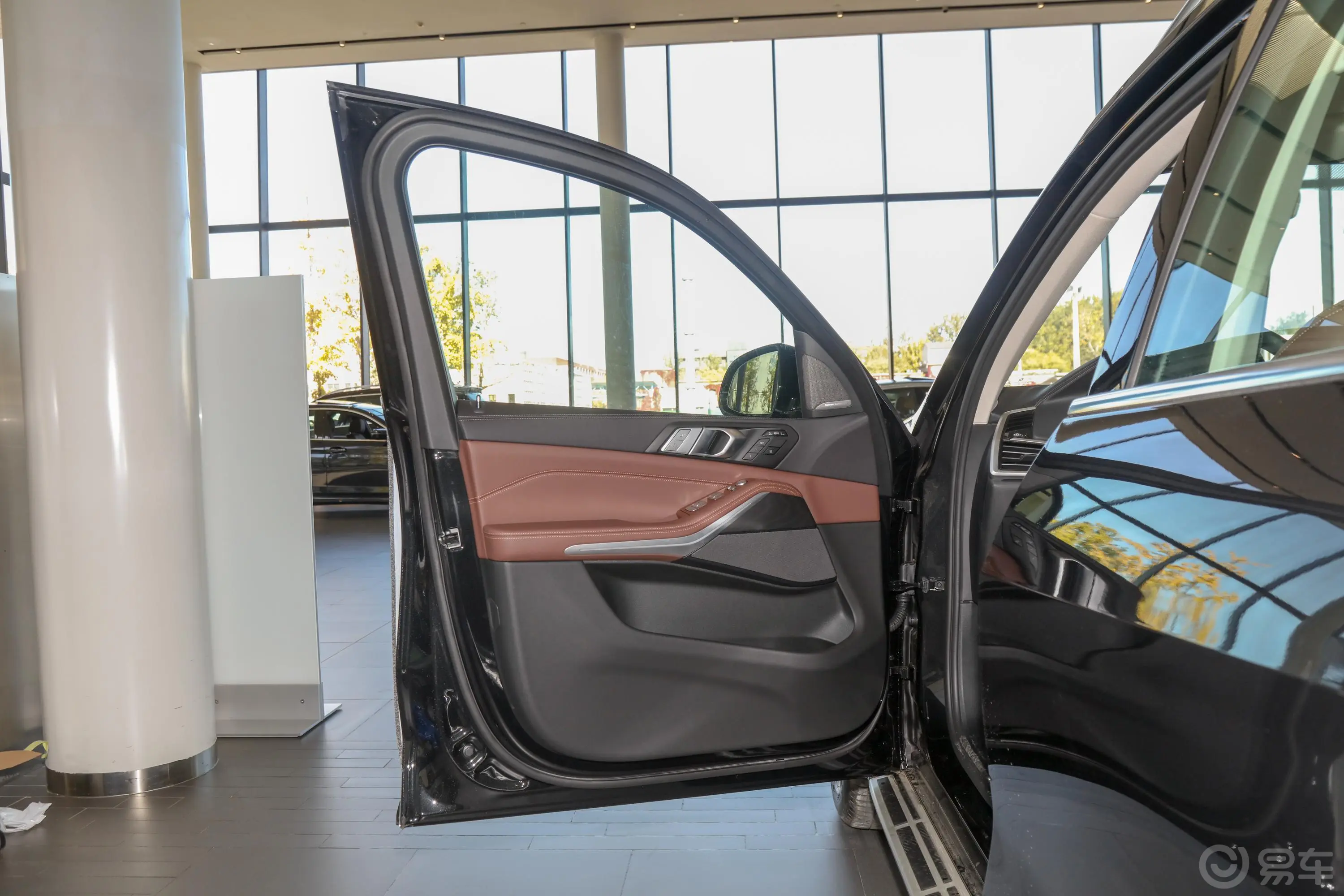 宝马X7改款 xDrive40i 领先型 豪华套装驾驶员侧前车门