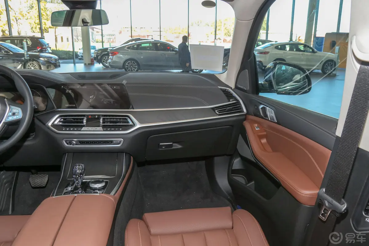 宝马X7改款 xDrive40i 领先型 豪华套装副驾驶位区域