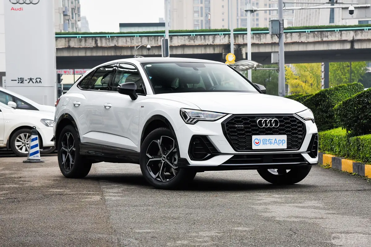 奥迪Q3 Sportback45 TFSI quattro 时尚型侧前45度车头向右水平