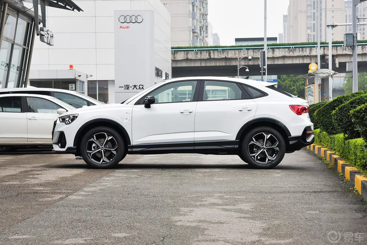 奥迪Q3 Sportback45 TFSI quattro 时尚型正侧车头向左水平