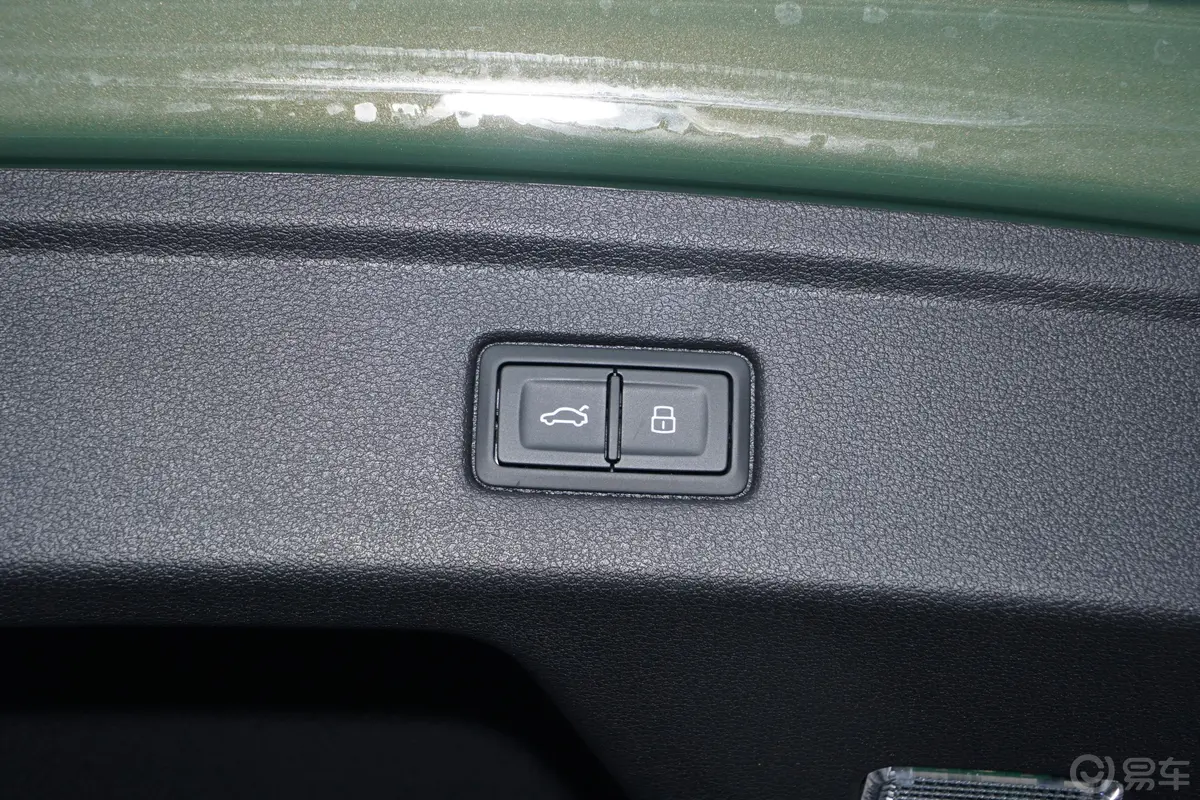奥迪A5Sportback 40 TFSI 时尚动感型电动尾门按键（手动扶手）