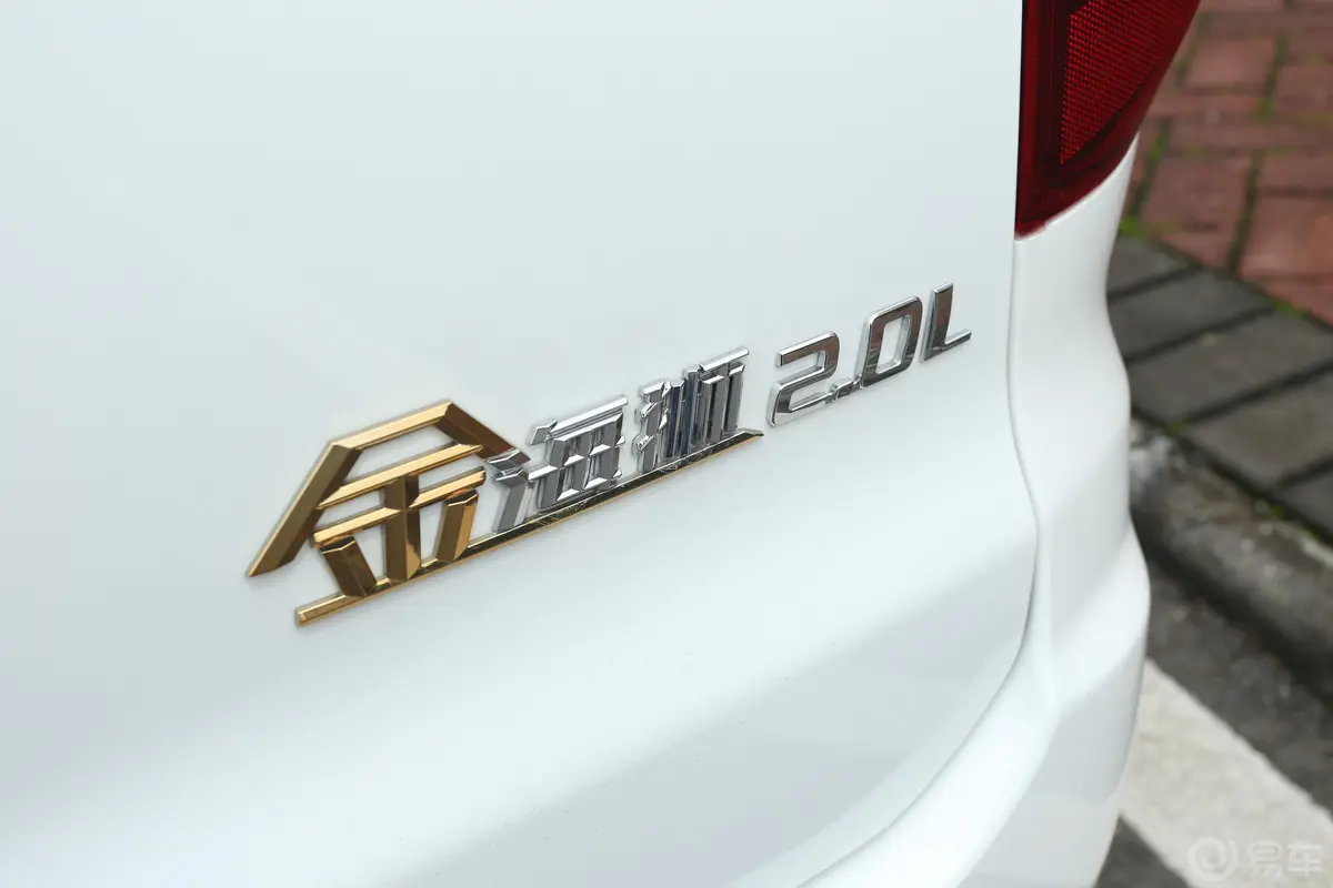 金海狮2.0L 手动 旅行狮中央空调版 9座外观