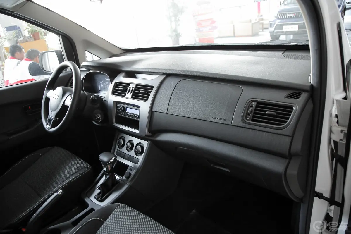 斯派卡改款2 1.5L CVT 舒适型内饰全景副驾驶员方向