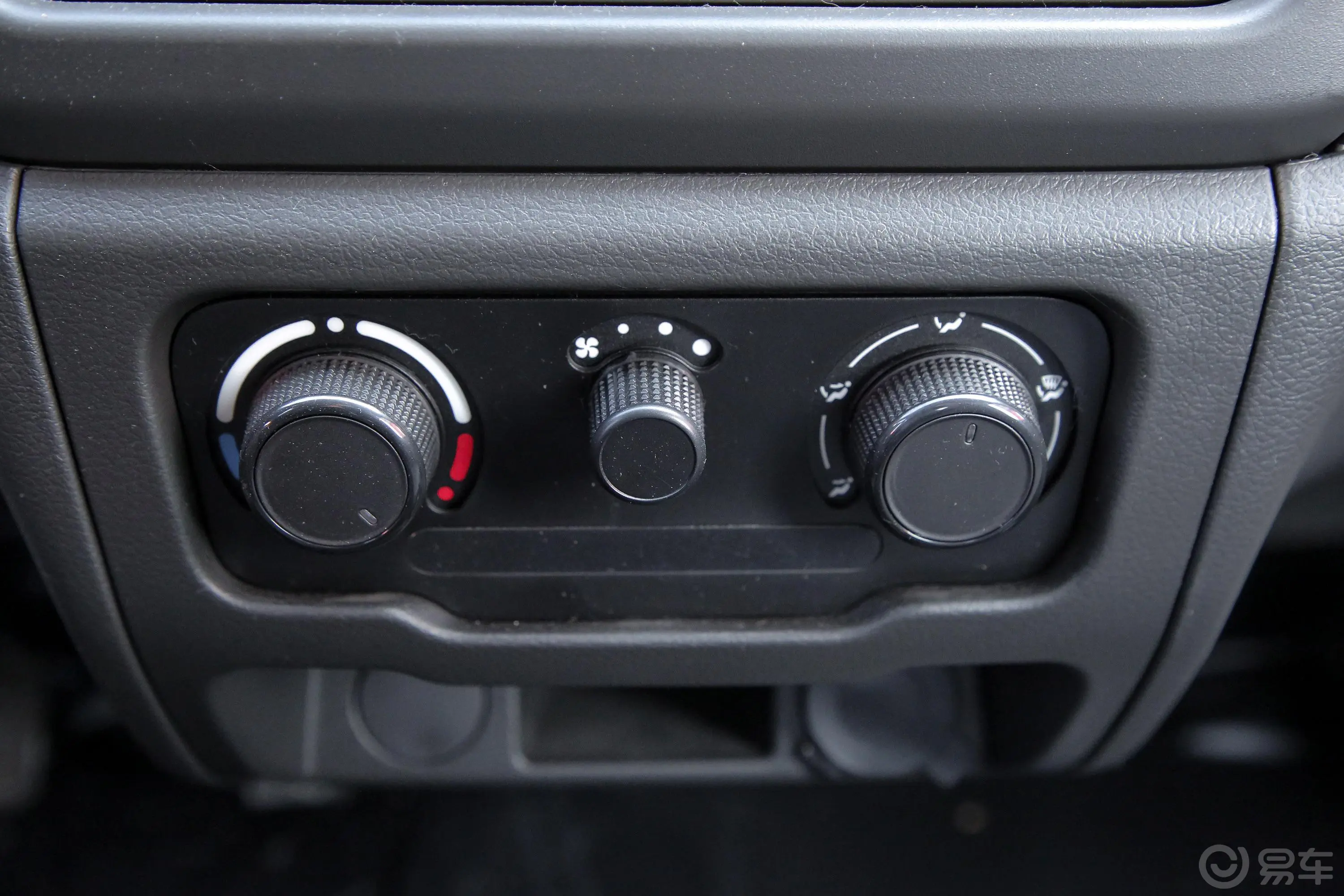 新豹T11.2L 单排单后轮 标箱致富宝空调