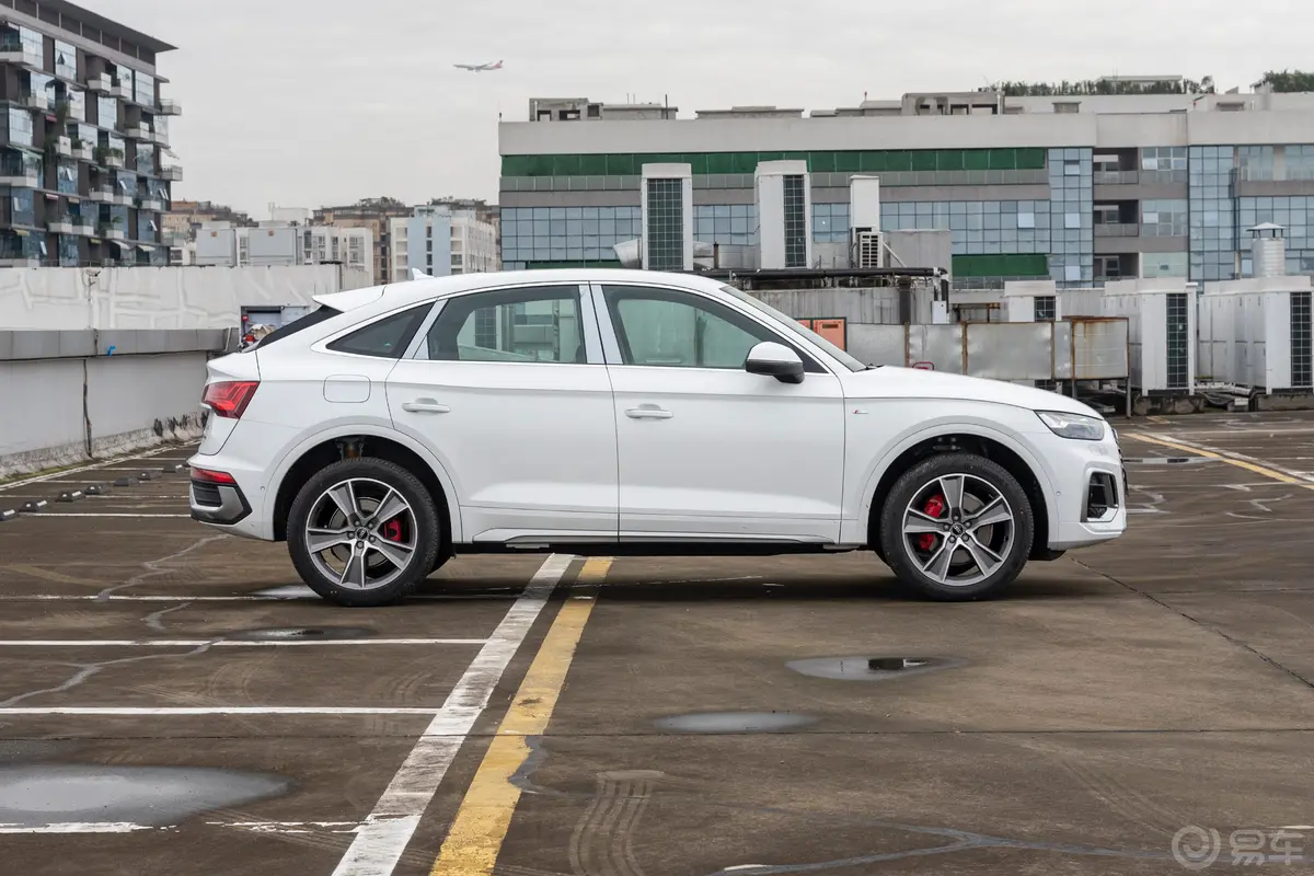 奥迪Q5L Sportback45 TFSI 豪华型正侧车头向右水平