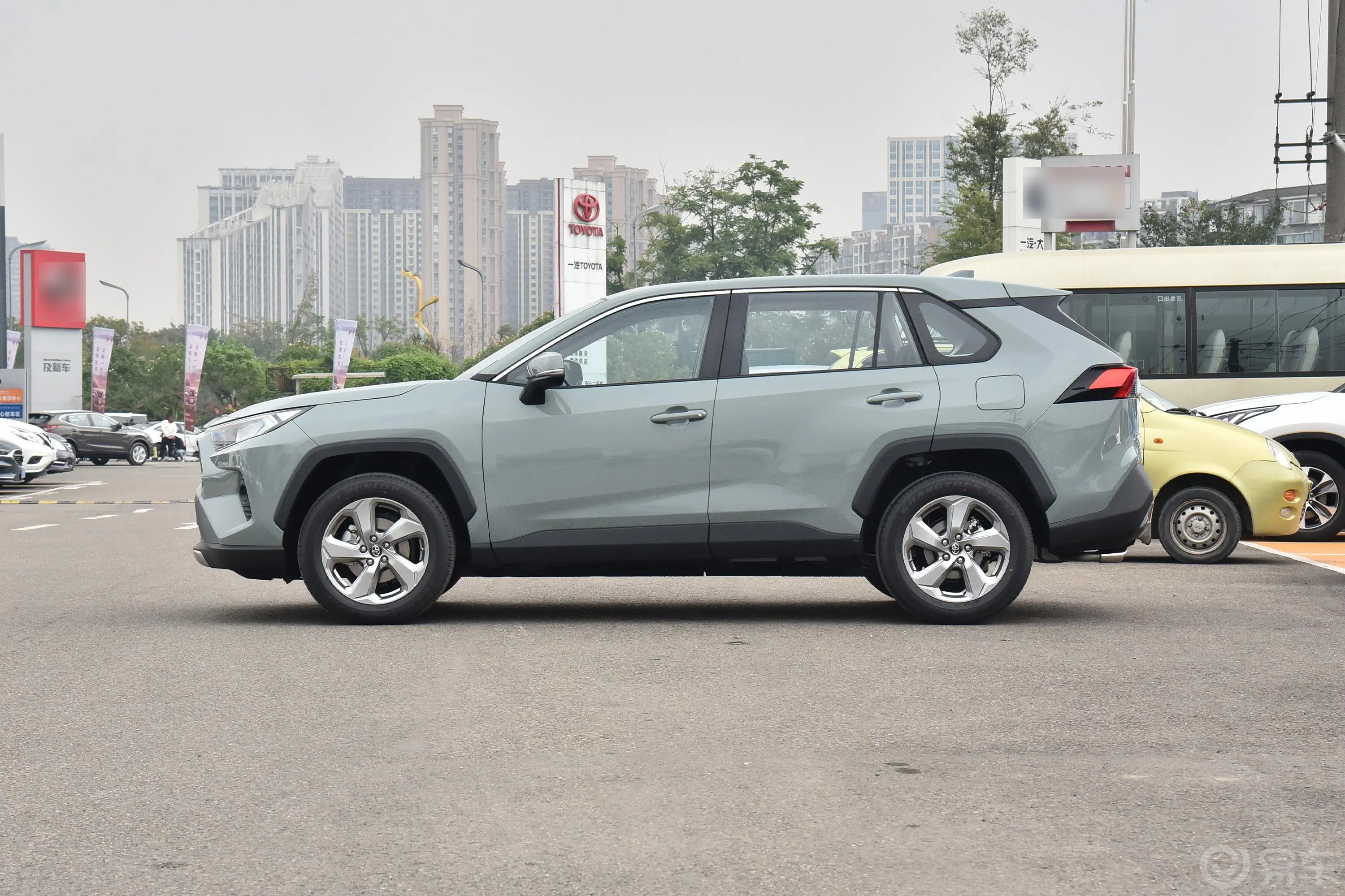 RAV4荣放2.0L CVT 两驱 风尚版外观