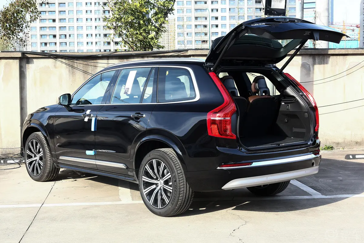 沃尔沃XC90B5 智行豪华版 7座后备厢开启45度侧拍