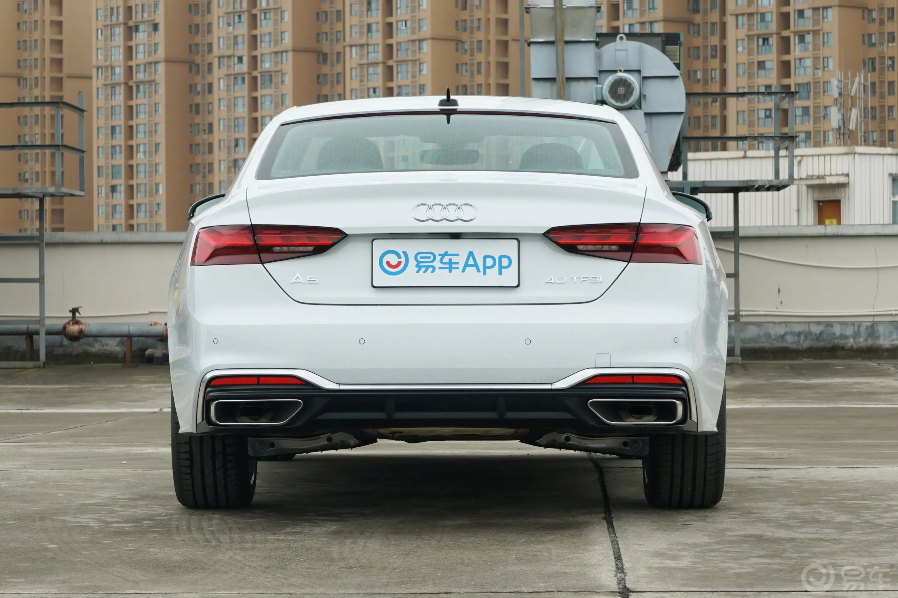 奥迪A5Coupe 40 TFSI 时尚动感型正后水平