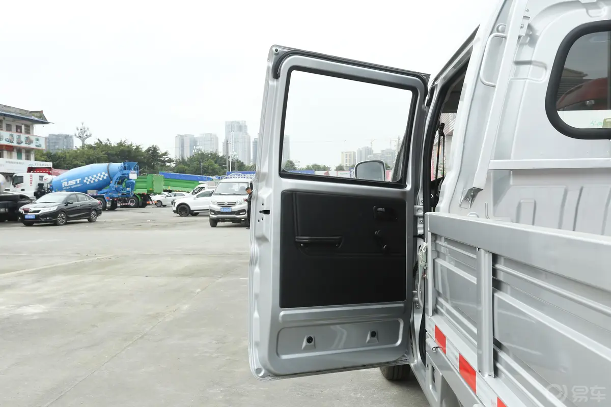 新豹T3标准版 东安1.6L 122马力 2.22米栏板 双排 汽油 国Ⅵ驾驶员侧后车门