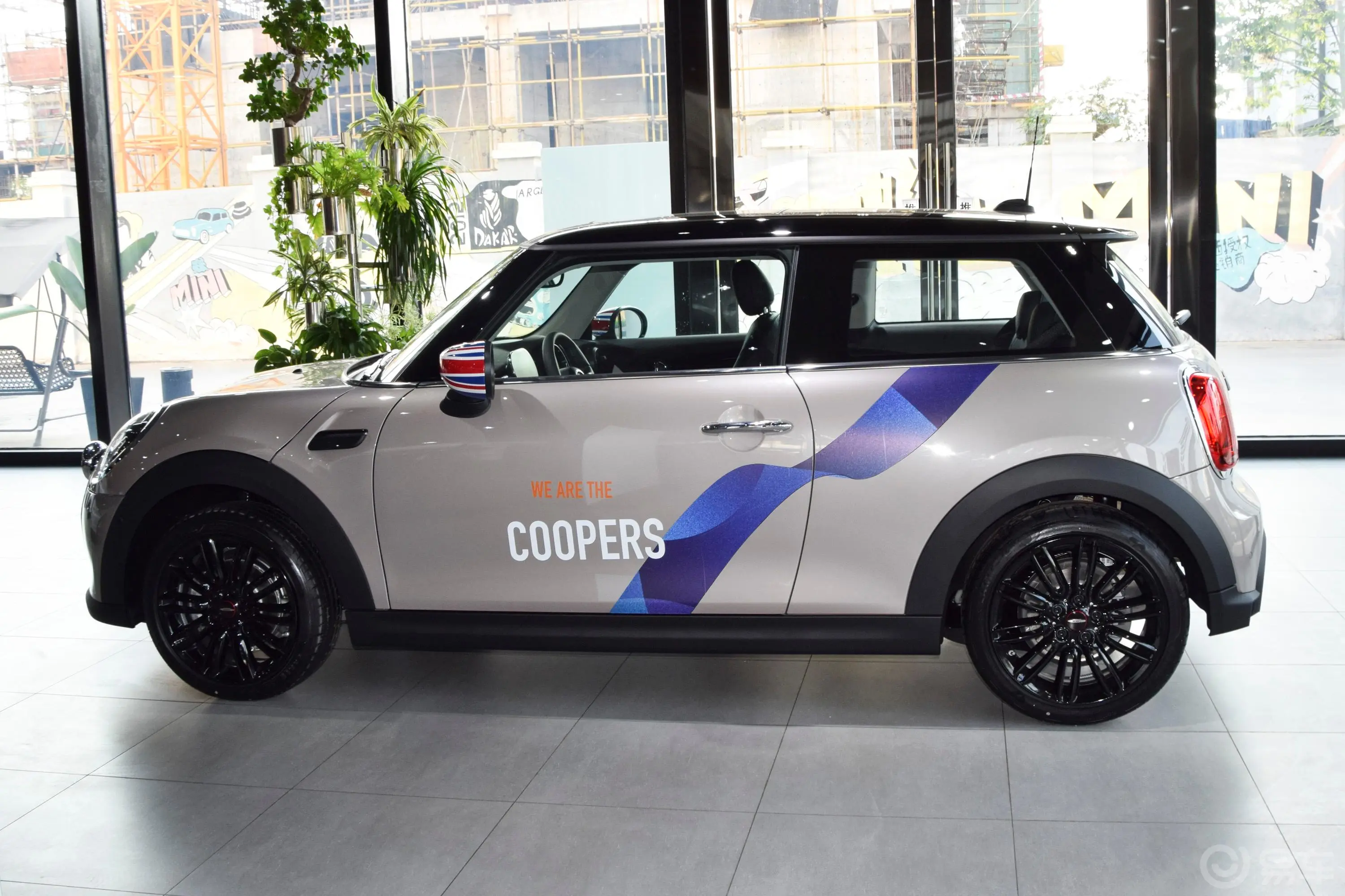 MINI改款 1.5T COOPER 艺术家正侧车头向右水平