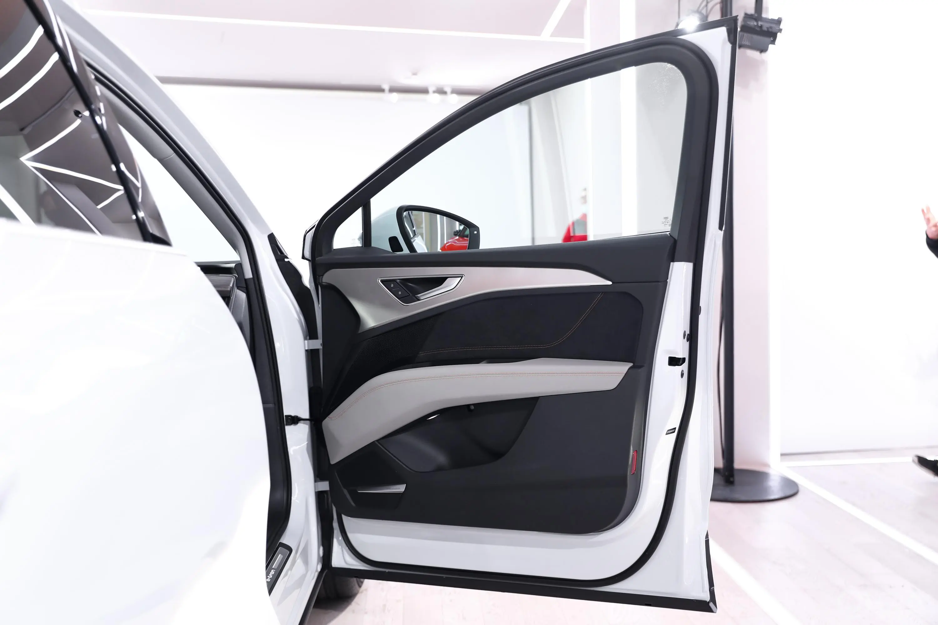 奥迪Q5 e-tron50 e-tron quattro 荣耀型 锦衣套装副驾侧前车门
