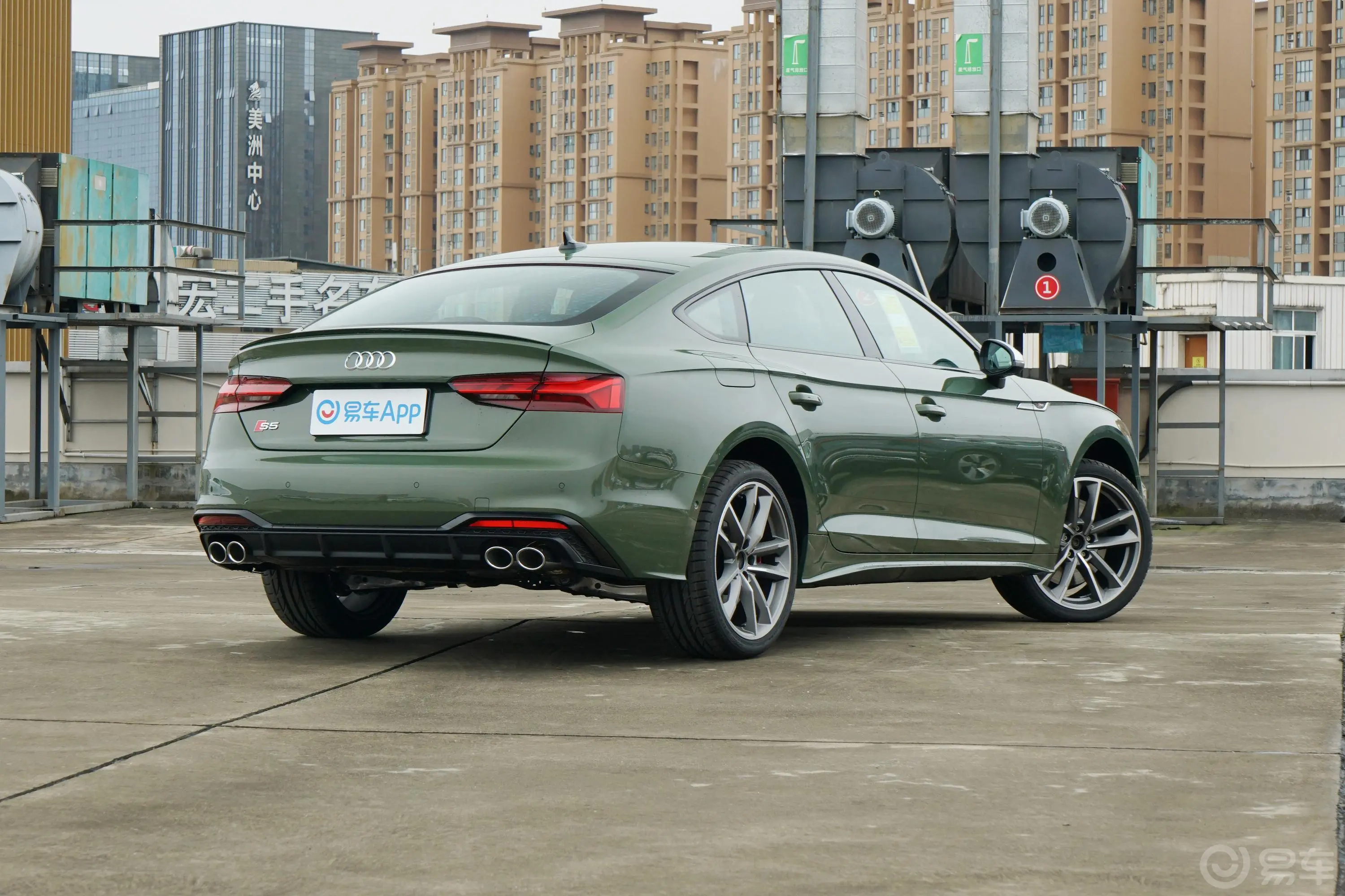 奥迪S53.0T Sportback侧后45度车头向右水平