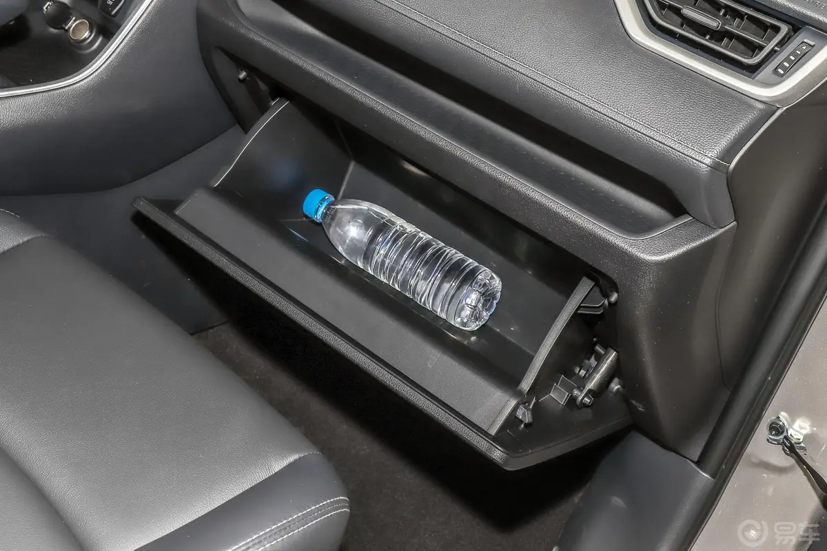 威兰达2.0L 四驱豪华版手套箱空间水瓶横置