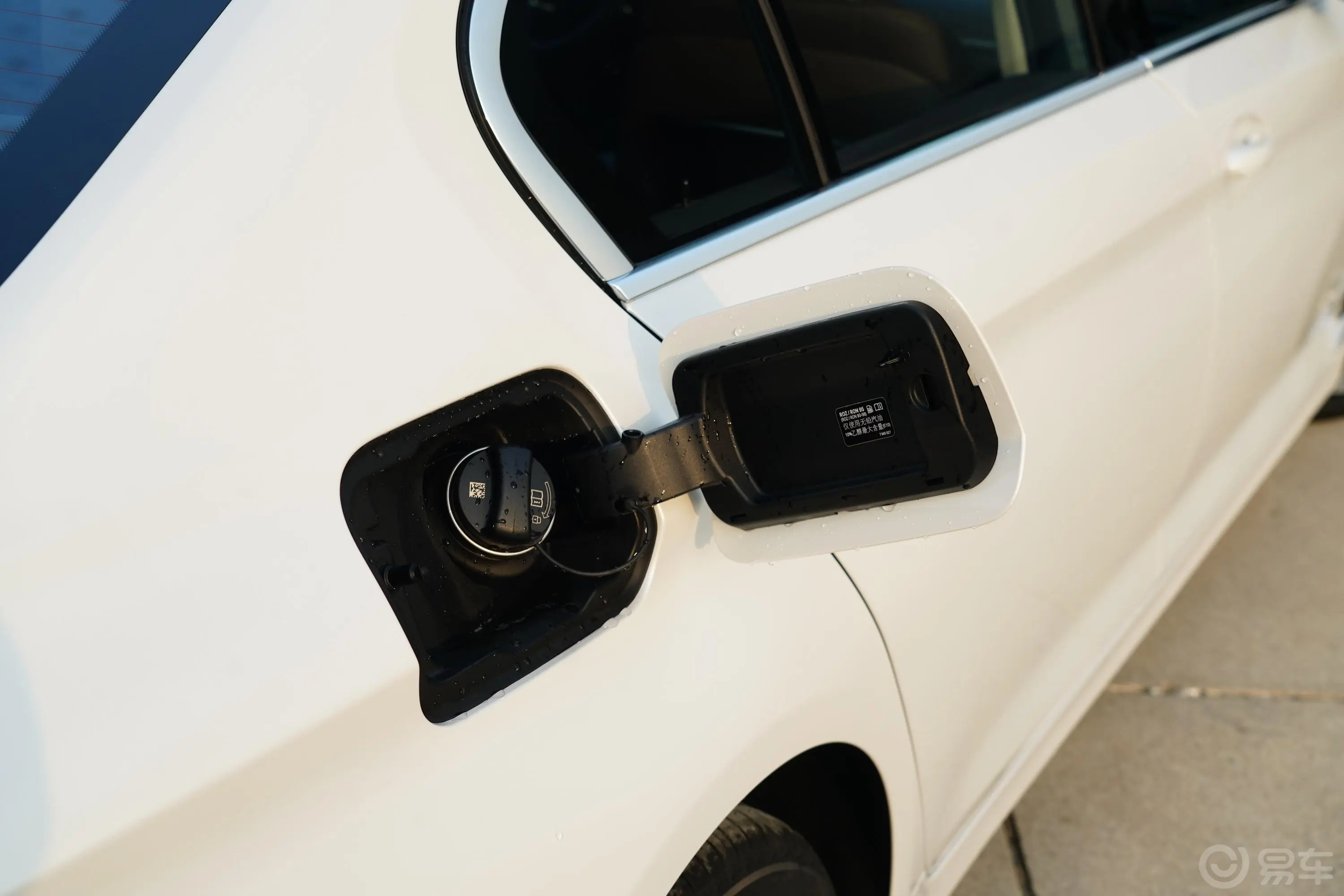 宝马5系改款 530Li xDrive 豪华套装加油口