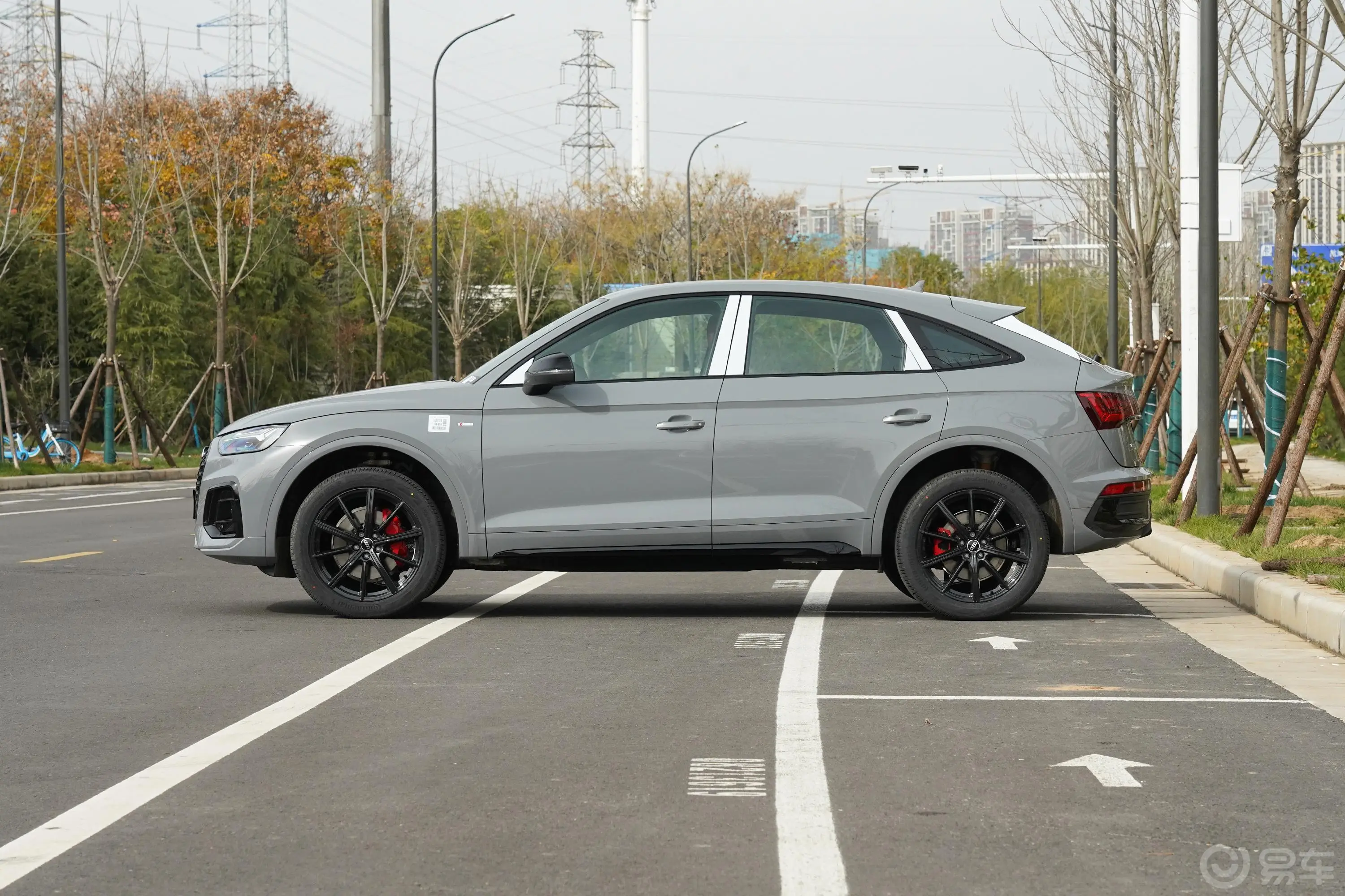 奥迪Q5L Sportback40 TFSI 豪华型正侧车头向左水平