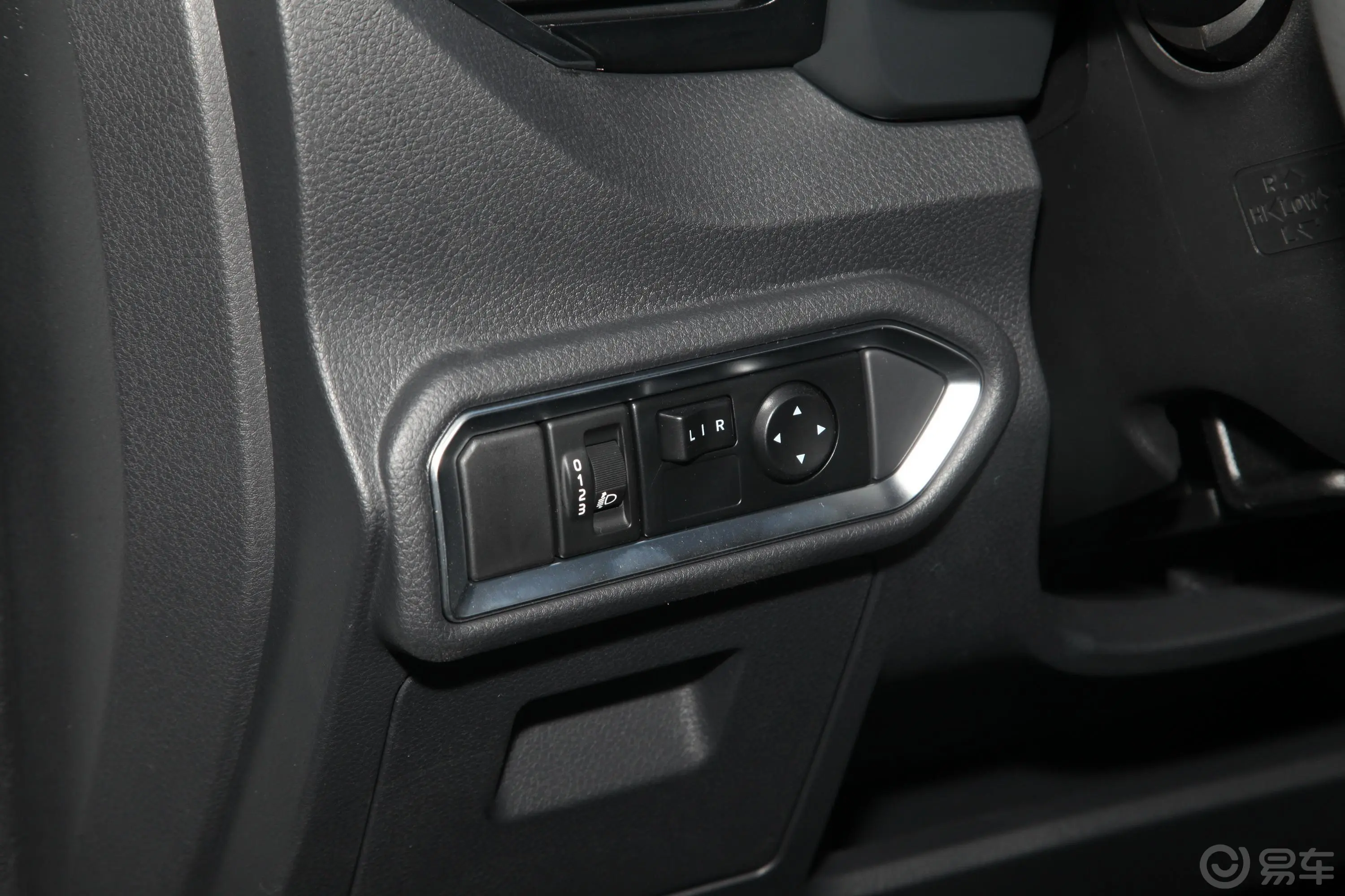 瑞迈2.8T 两驱长轴舒适版 柴油灯光控制区