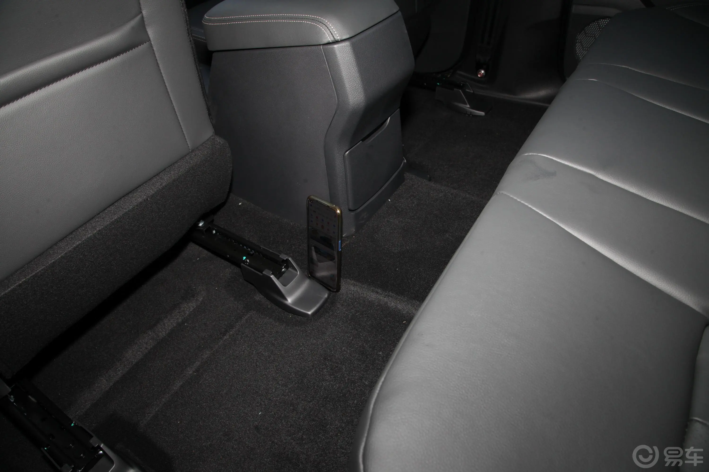 瑞迈2.8T 两驱长轴舒适版 柴油后排地板中间位置