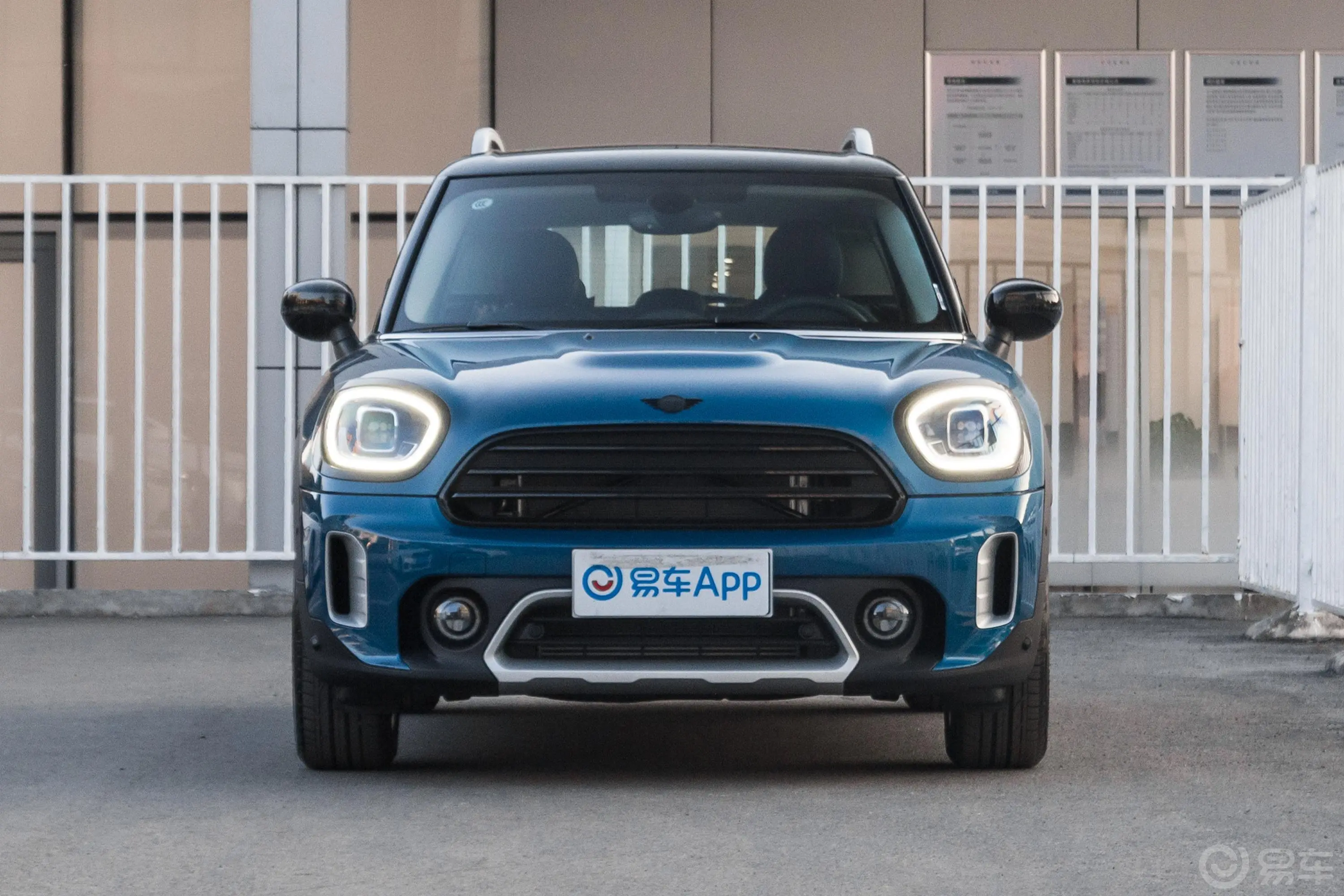 MINI COUNTRYMAN改款 1.5T COOPER ALL4 鉴赏家正前水平