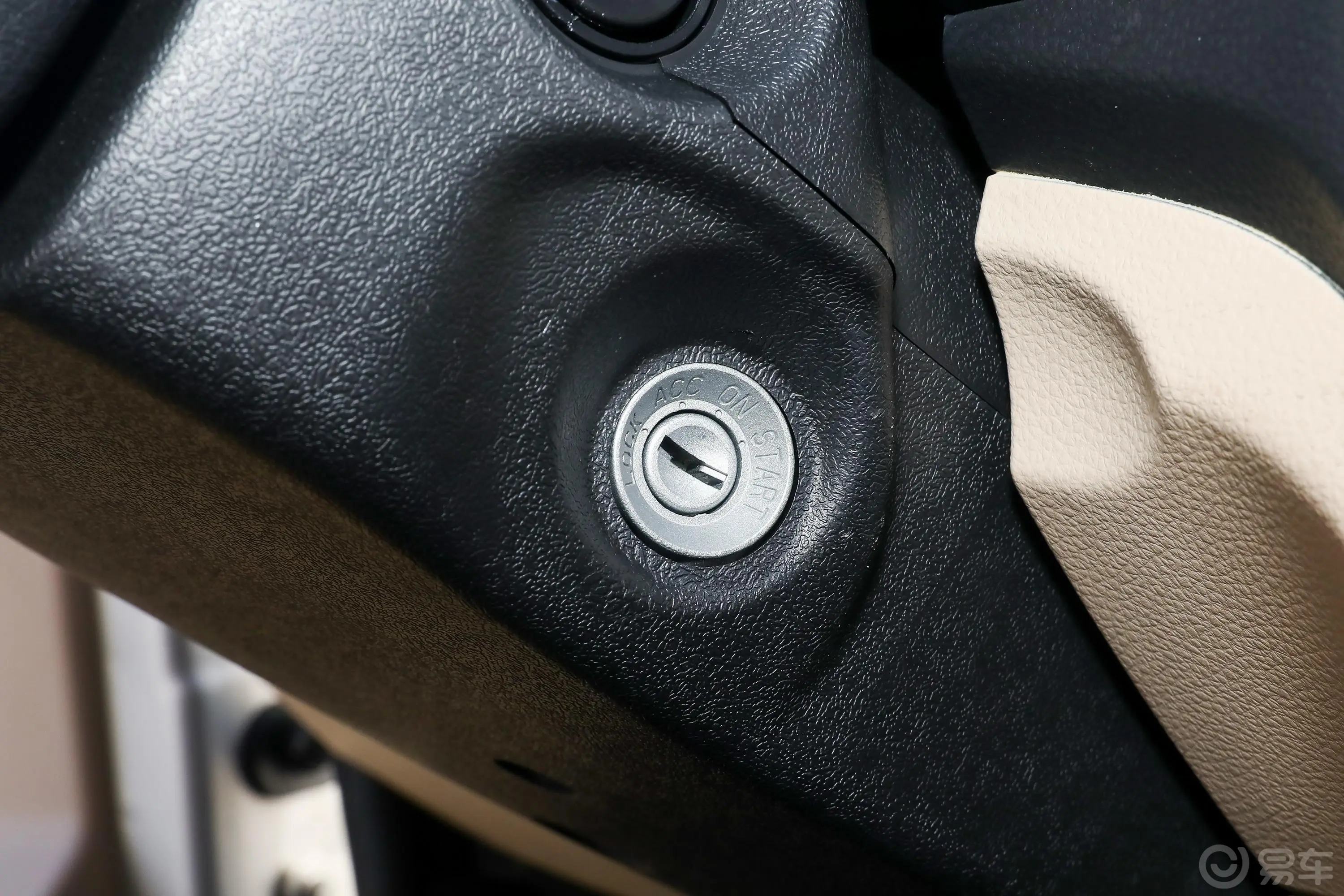 跨越王X3东安1.6L 122马力 3.3米栏板 单排 后双轮 舒适版 汽油 国Ⅵ钥匙孔或一键启动按键