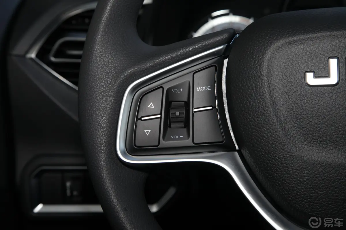 瑞迈2.8T 两驱长轴舒适版 柴油左侧方向盘功能按键