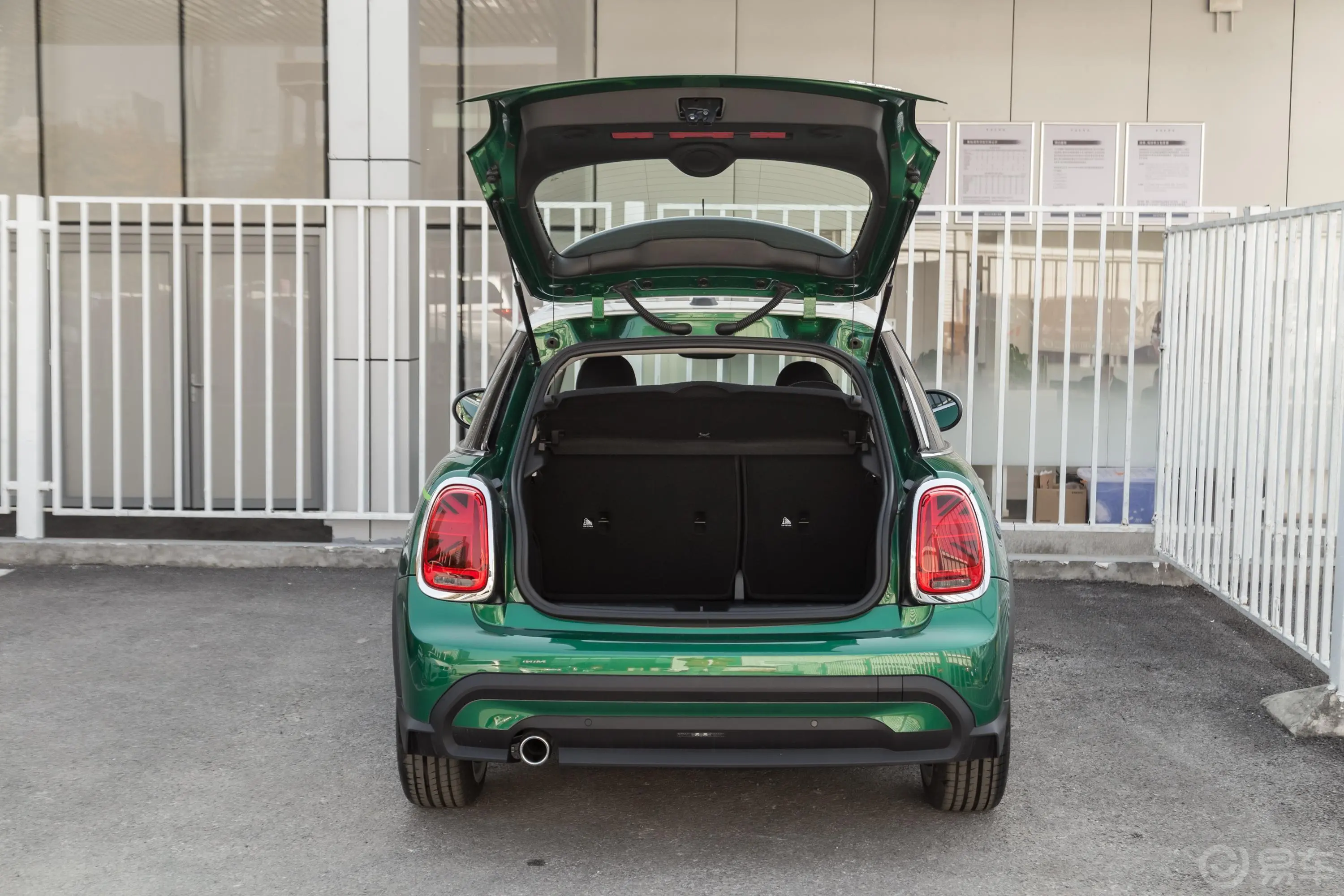 MINI改款 1.5T COOPER 经典派 五门版空间