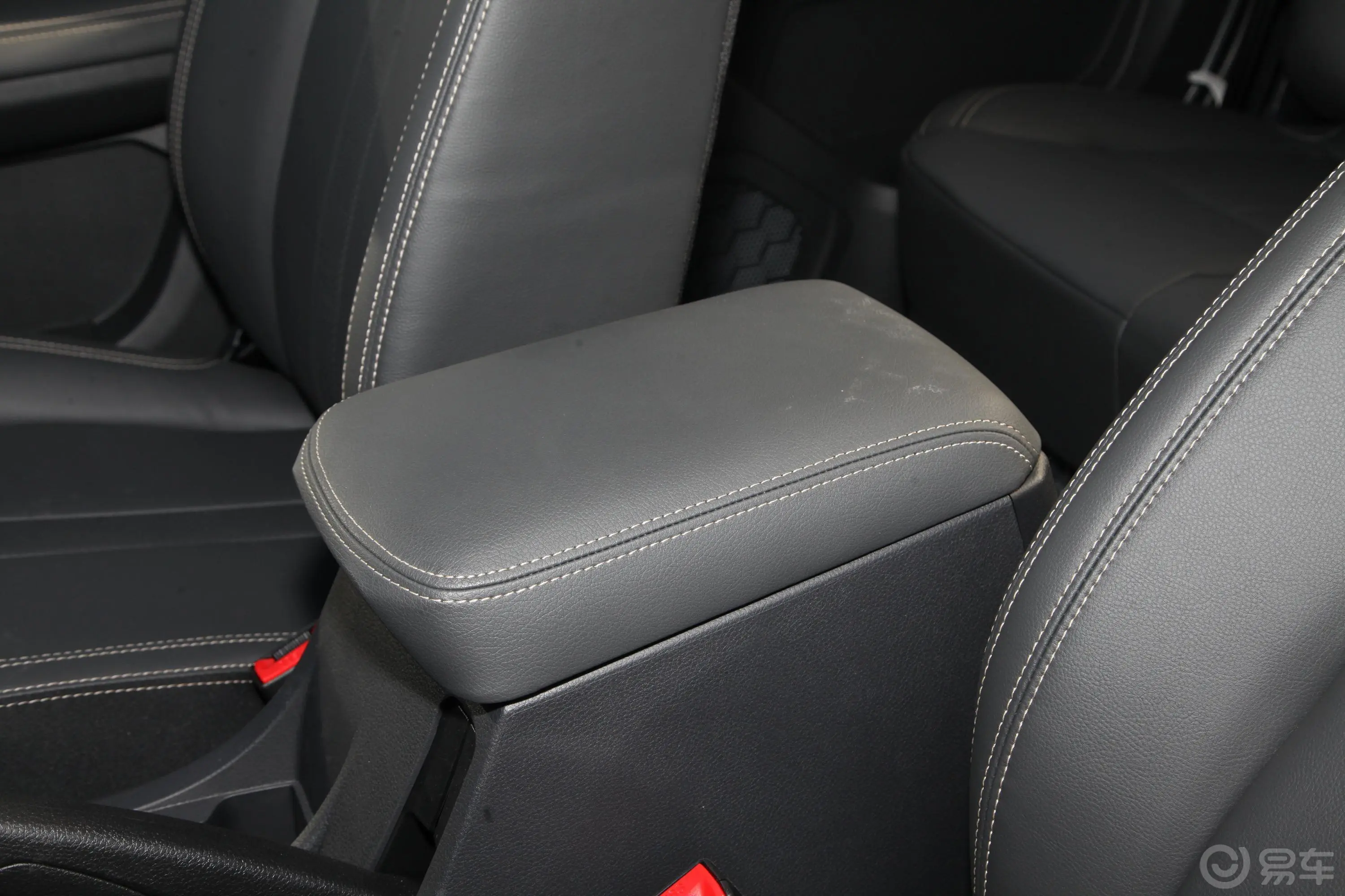 瑞迈2.8T 四驱标轴舒适版 柴油前排中央扶手