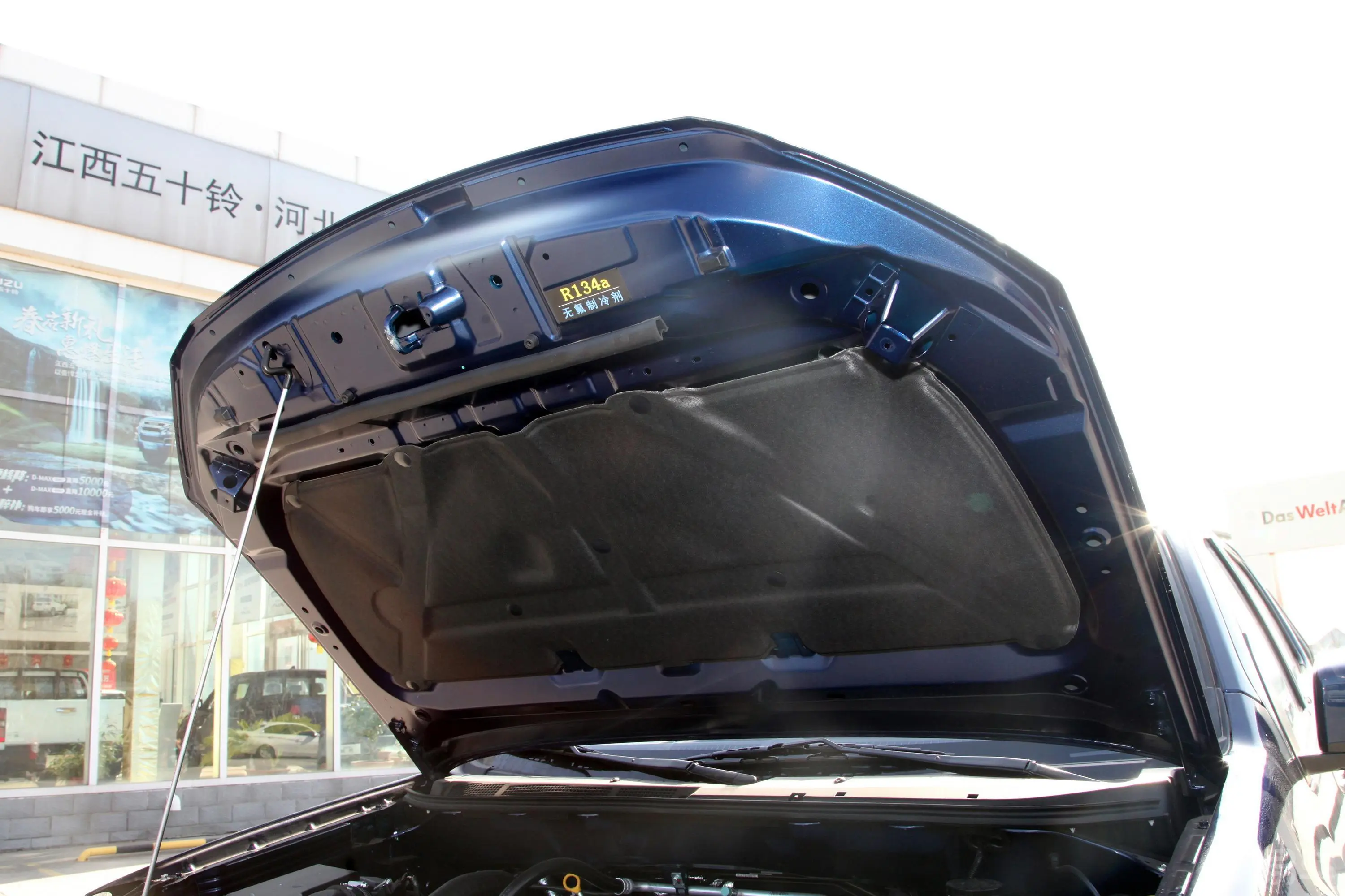 瑞迈2.8T 四驱标轴舒适版 柴油发动机舱盖内侧