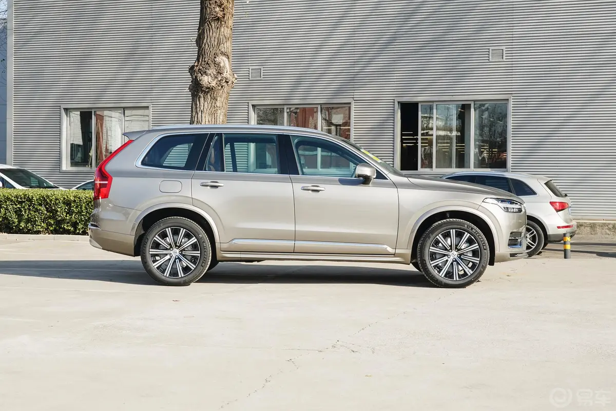 沃尔沃XC90B6 智逸豪华版 7座正侧车头向右水平